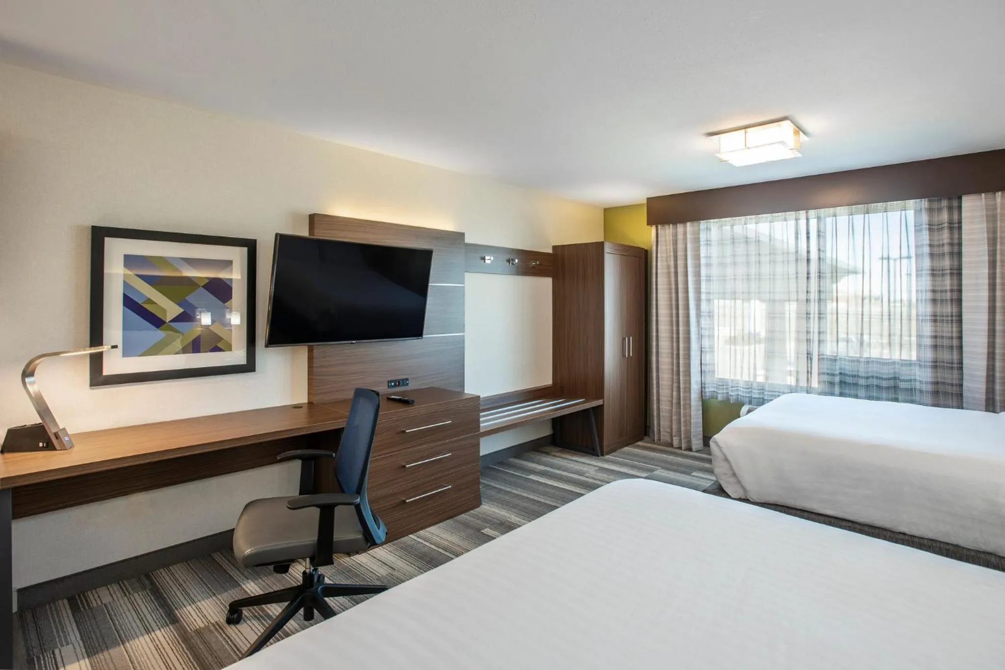 Photo of the whole room, Bed in Holiday Inn Express & Suites Medicine Hat by IHG