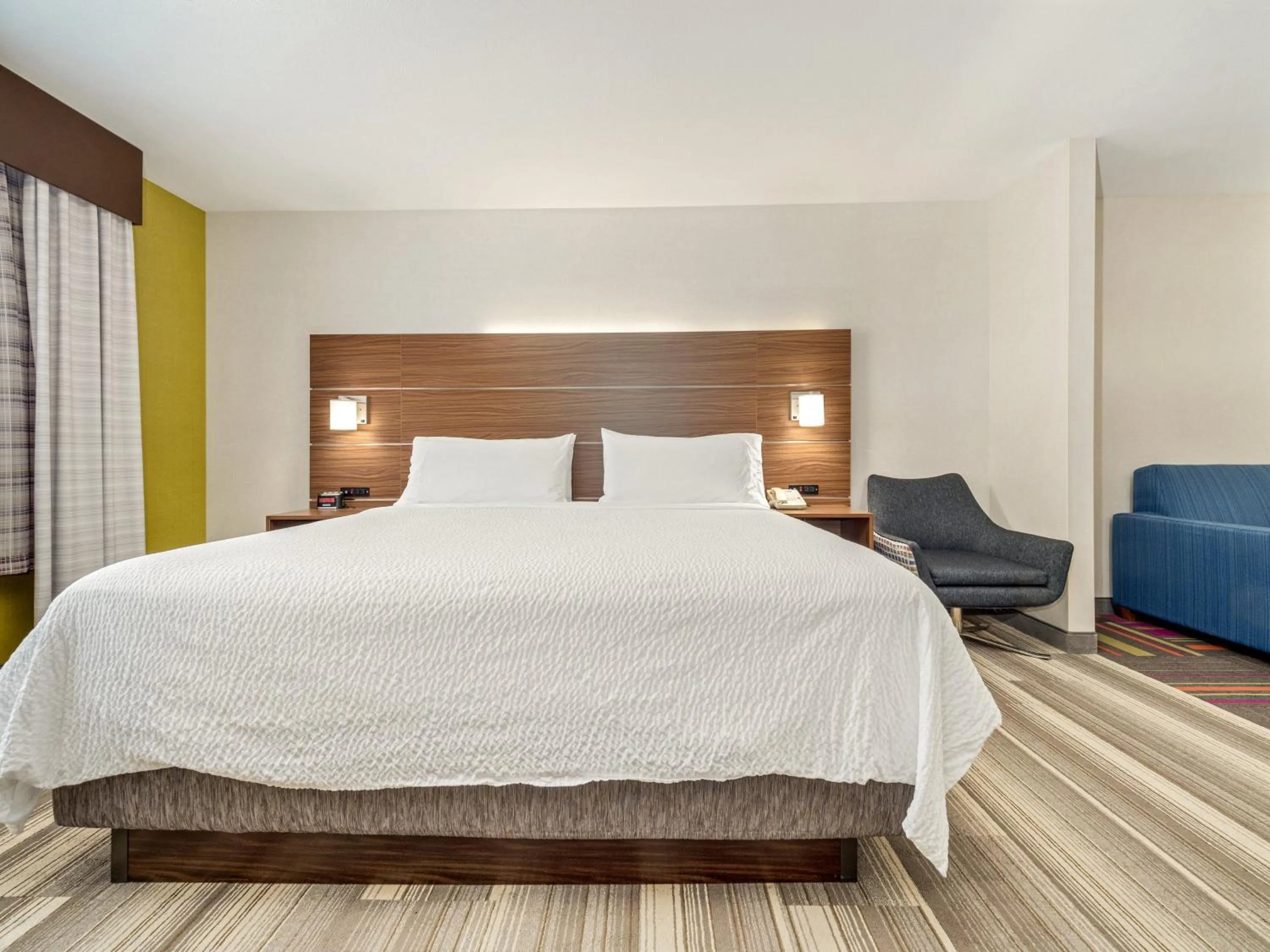 Photo of the whole room, Bed in Holiday Inn Express & Suites Medicine Hat by IHG