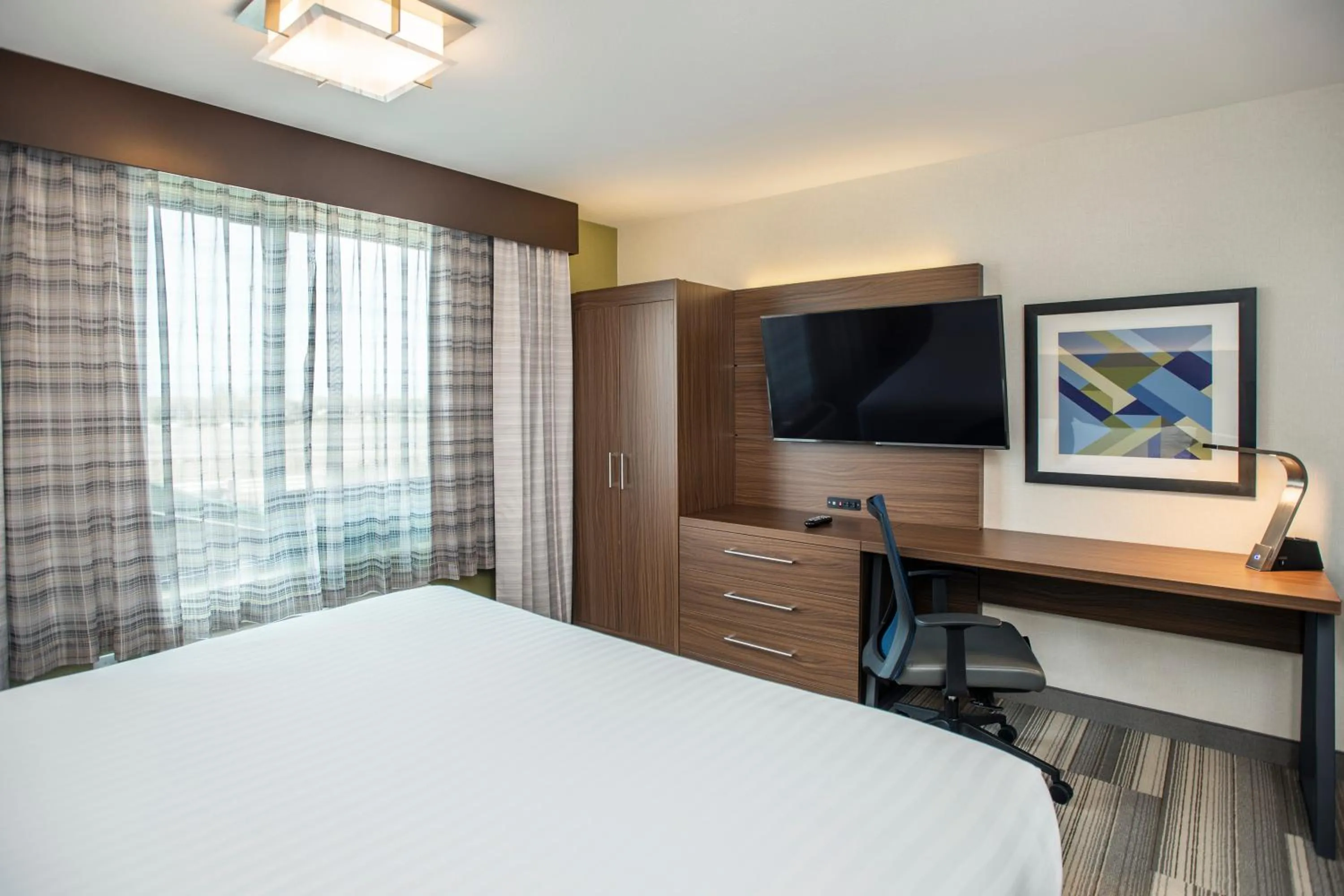 TV and multimedia, Bed in Holiday Inn Express & Suites Medicine Hat by IHG
