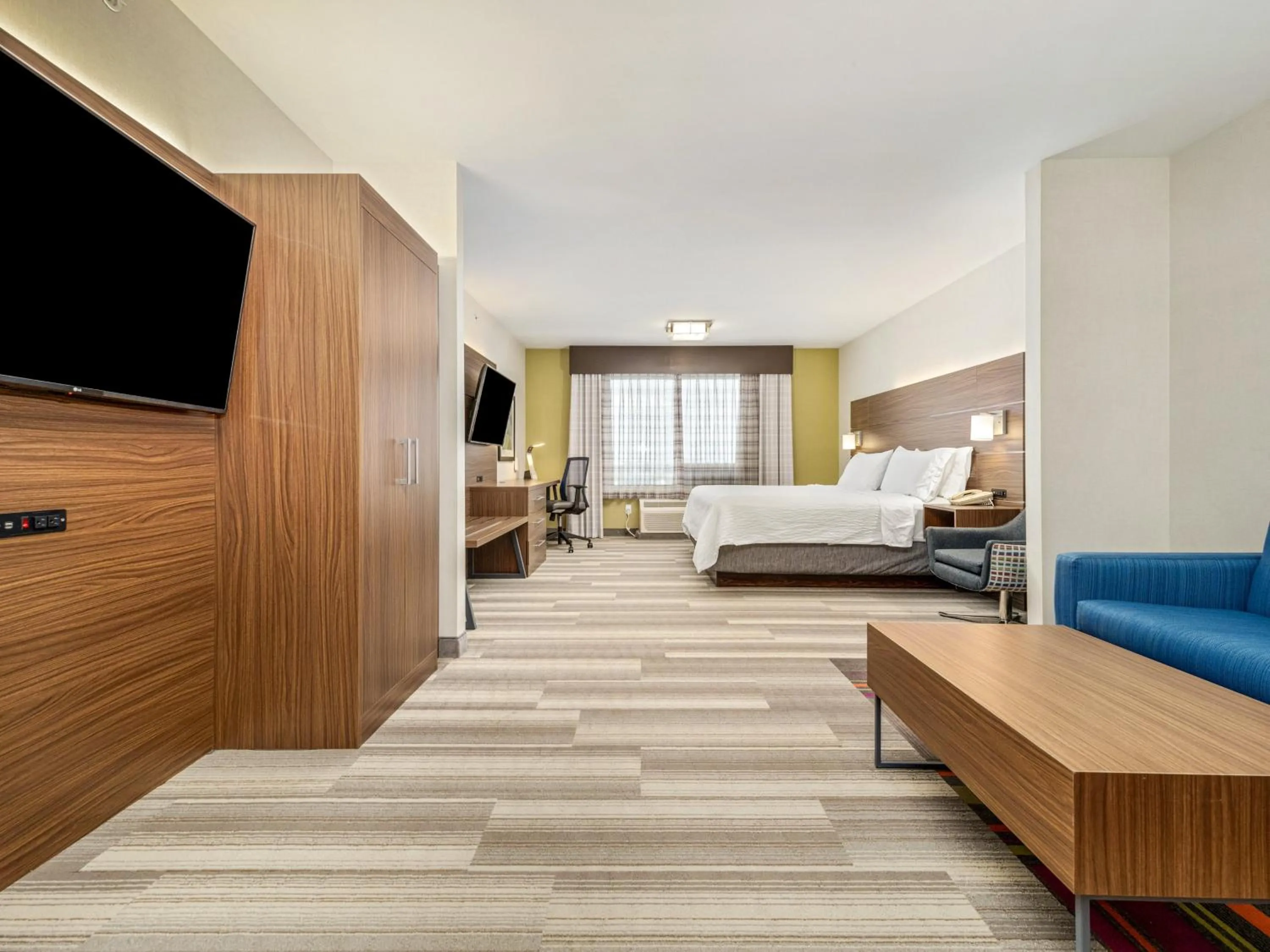 Photo of the whole room, Bed in Holiday Inn Express & Suites Medicine Hat by IHG