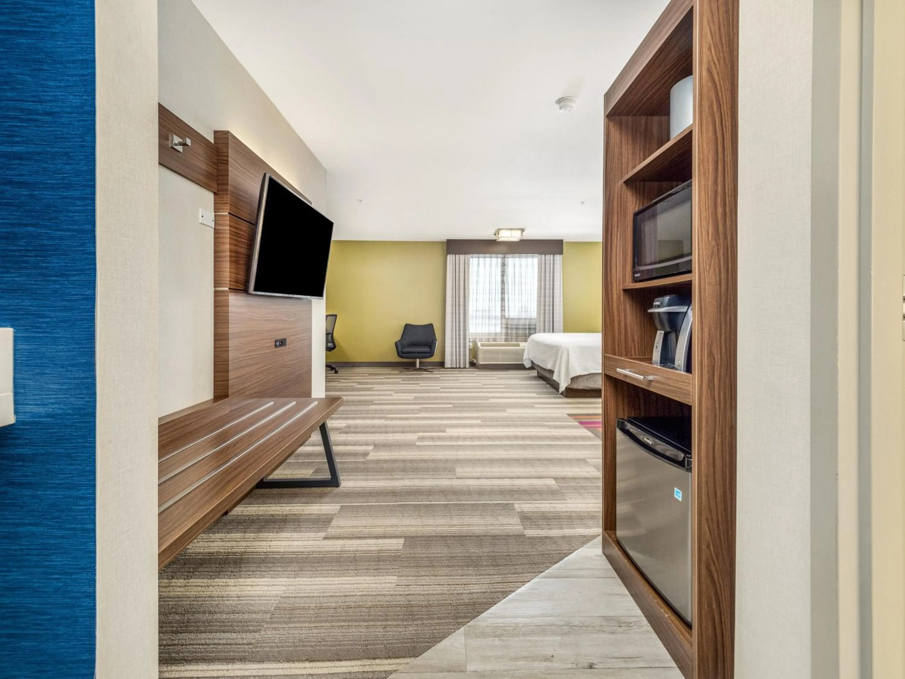 Photo of the whole room, Bed in Holiday Inn Express & Suites Medicine Hat by IHG