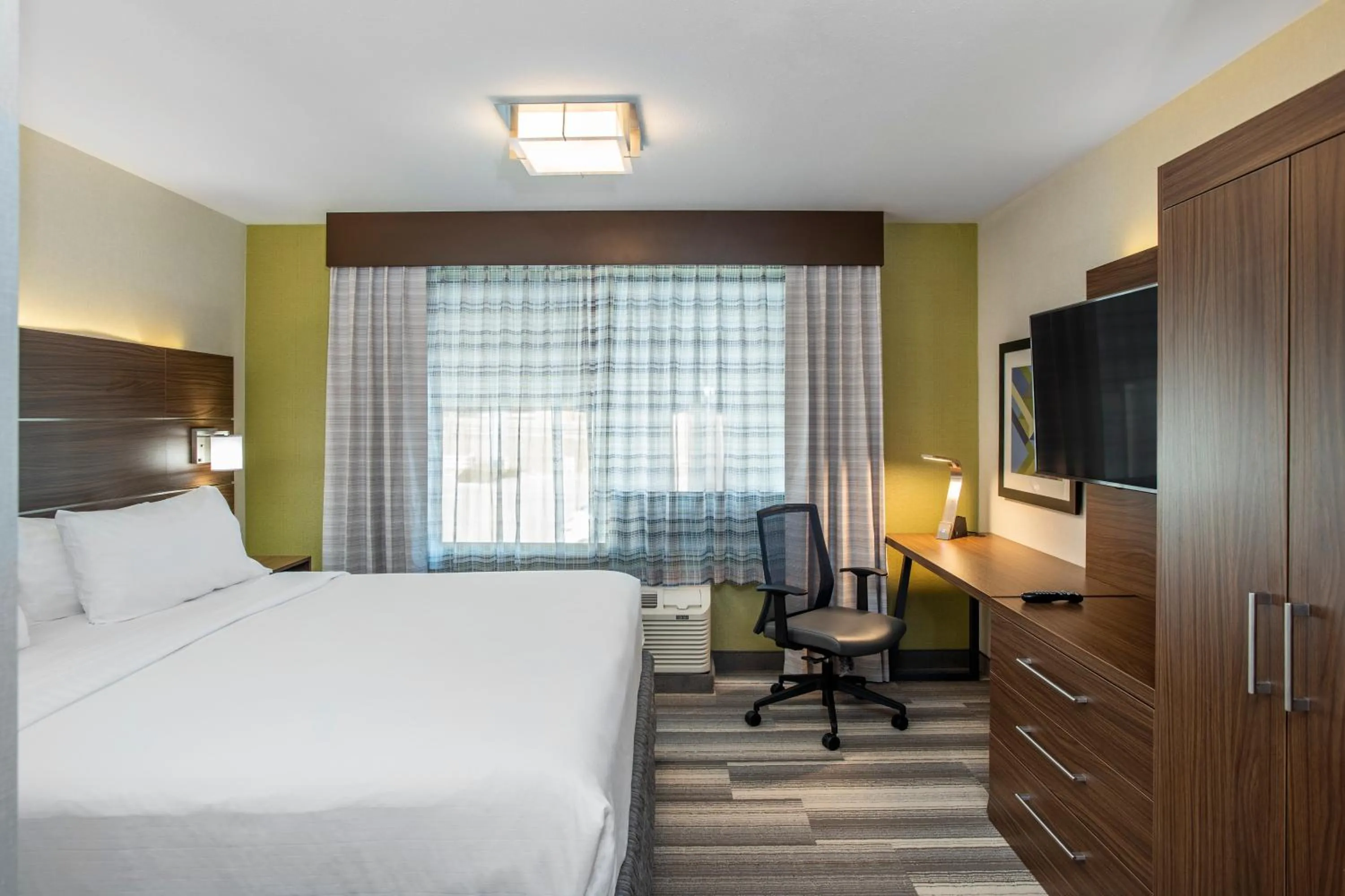 Photo of the whole room, Bed in Holiday Inn Express & Suites Medicine Hat by IHG
