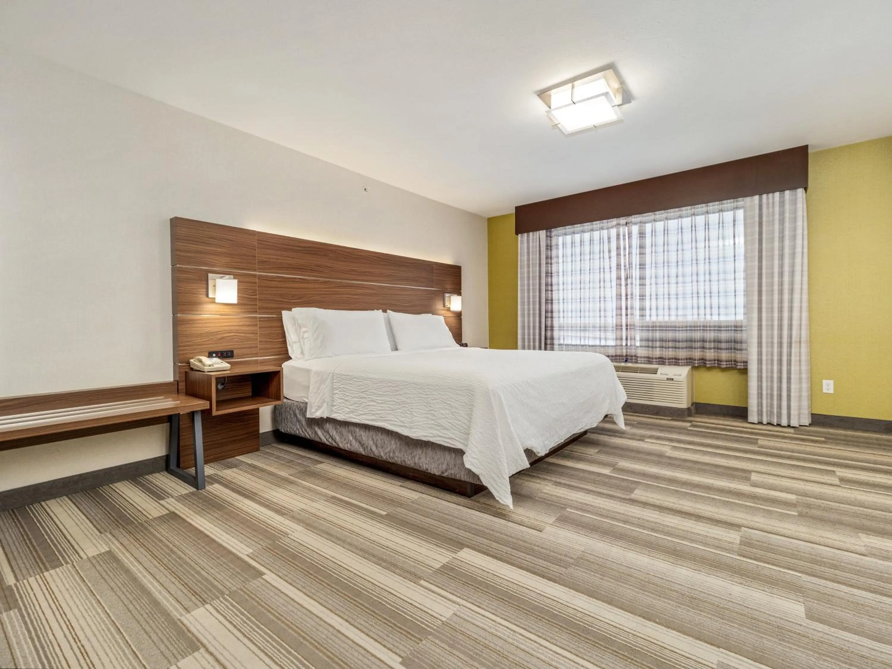 Photo of the whole room, Bed in Holiday Inn Express & Suites Medicine Hat by IHG