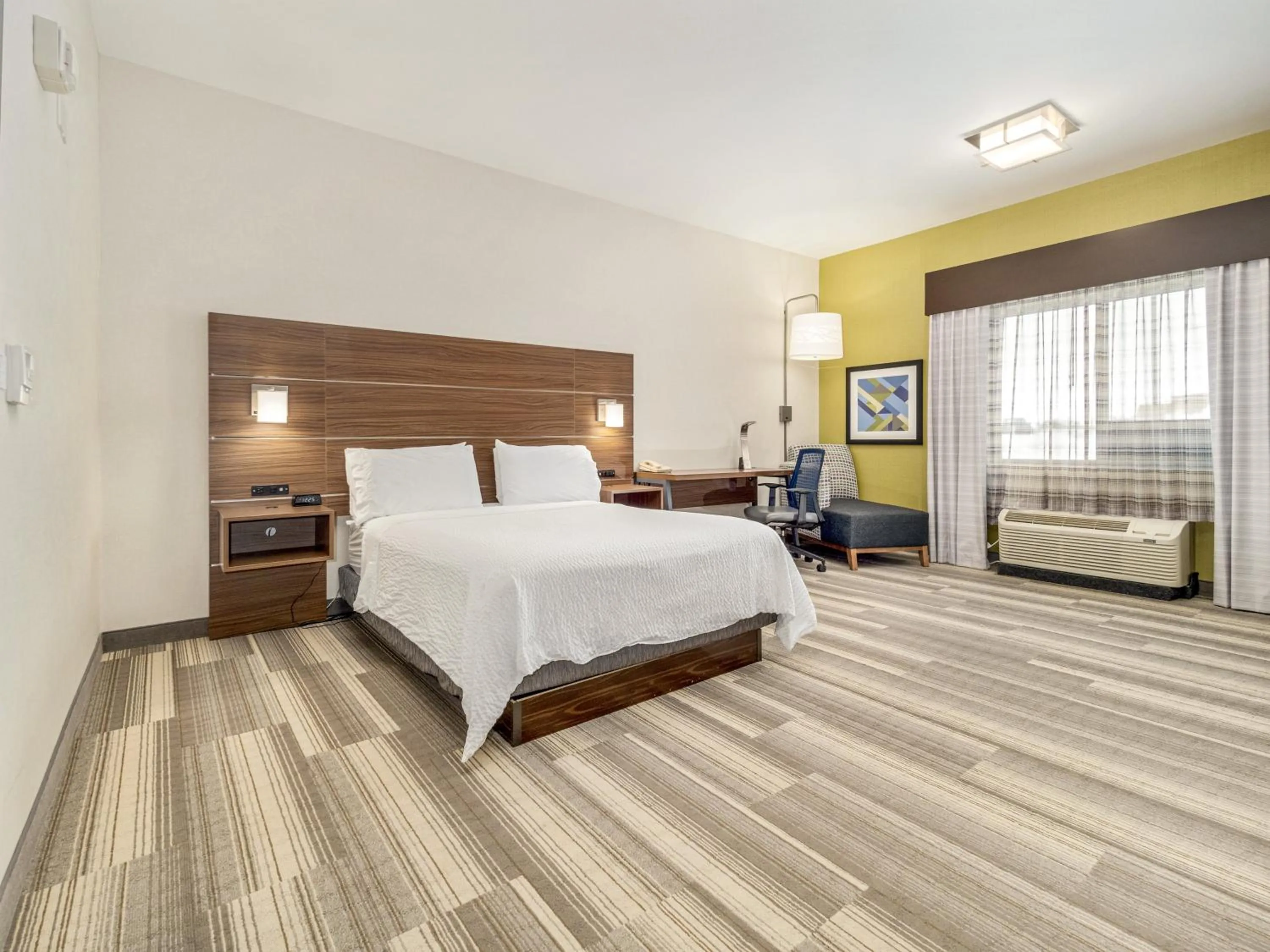 Photo of the whole room, Bed in Holiday Inn Express & Suites Medicine Hat by IHG