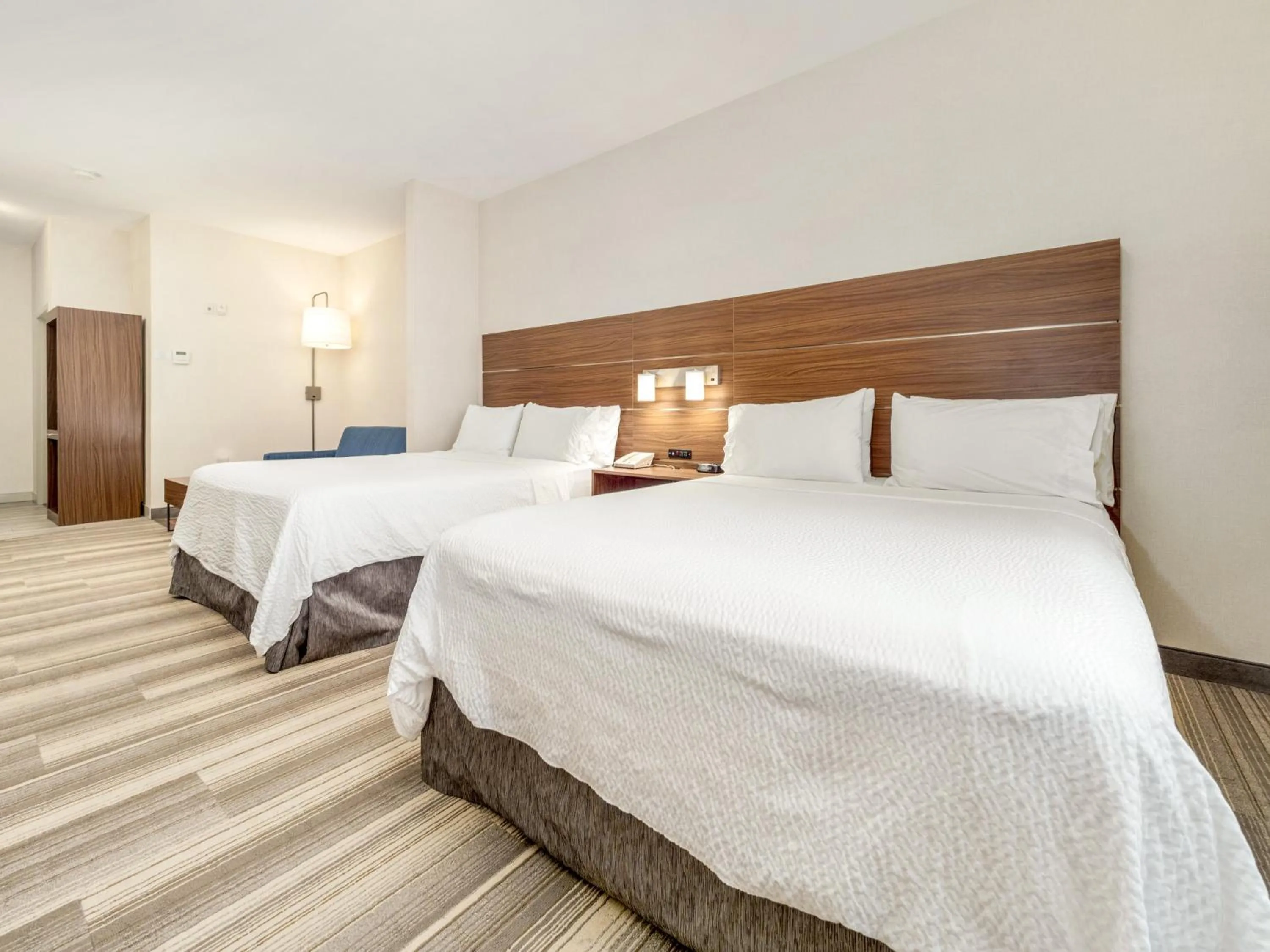 Photo of the whole room, Bed in Holiday Inn Express & Suites Medicine Hat by IHG