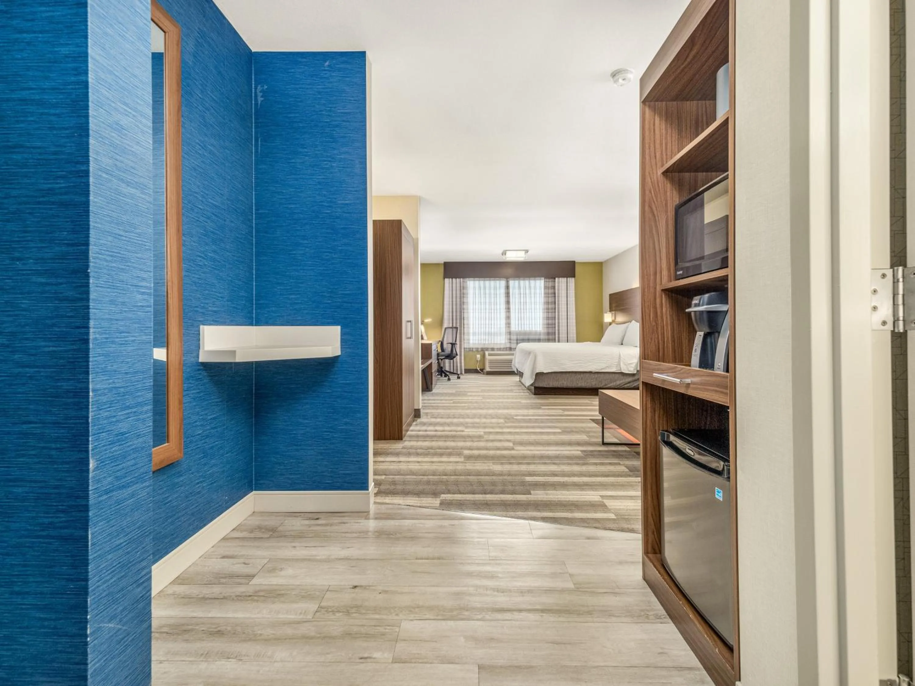 Photo of the whole room, Bed in Holiday Inn Express & Suites Medicine Hat by IHG