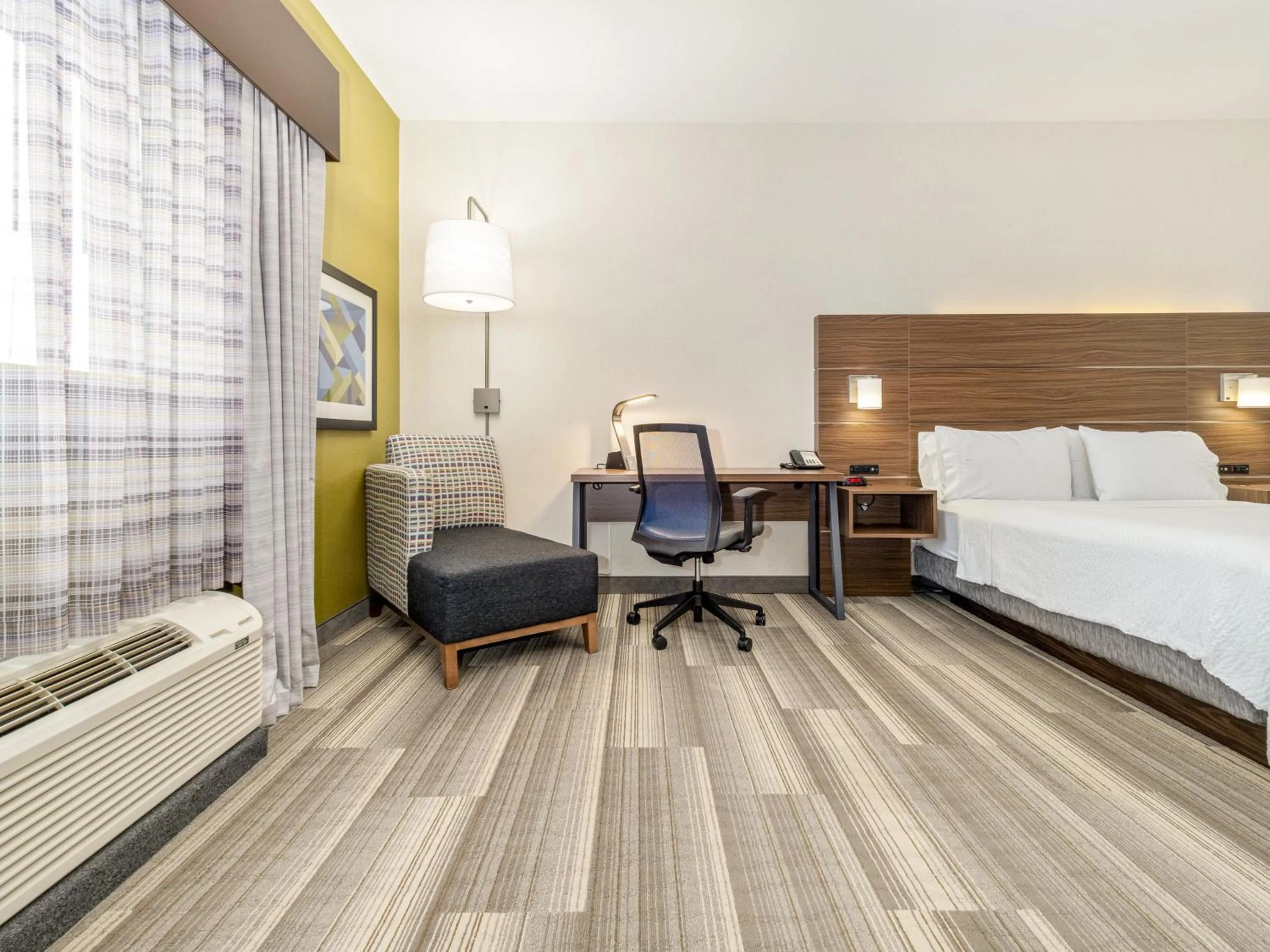 Photo of the whole room, Bed in Holiday Inn Express & Suites Medicine Hat by IHG