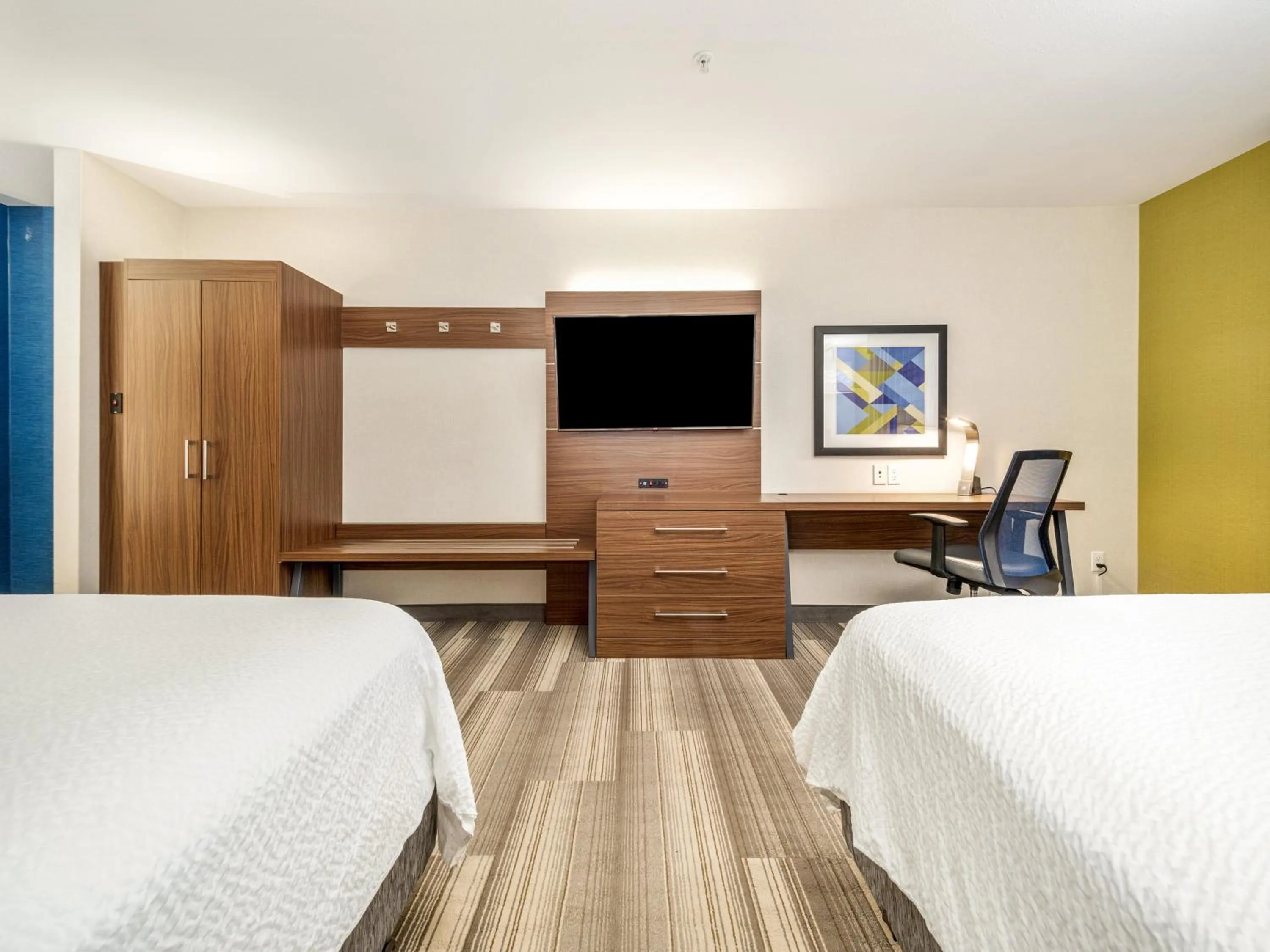 Photo of the whole room, Bed in Holiday Inn Express & Suites Medicine Hat by IHG