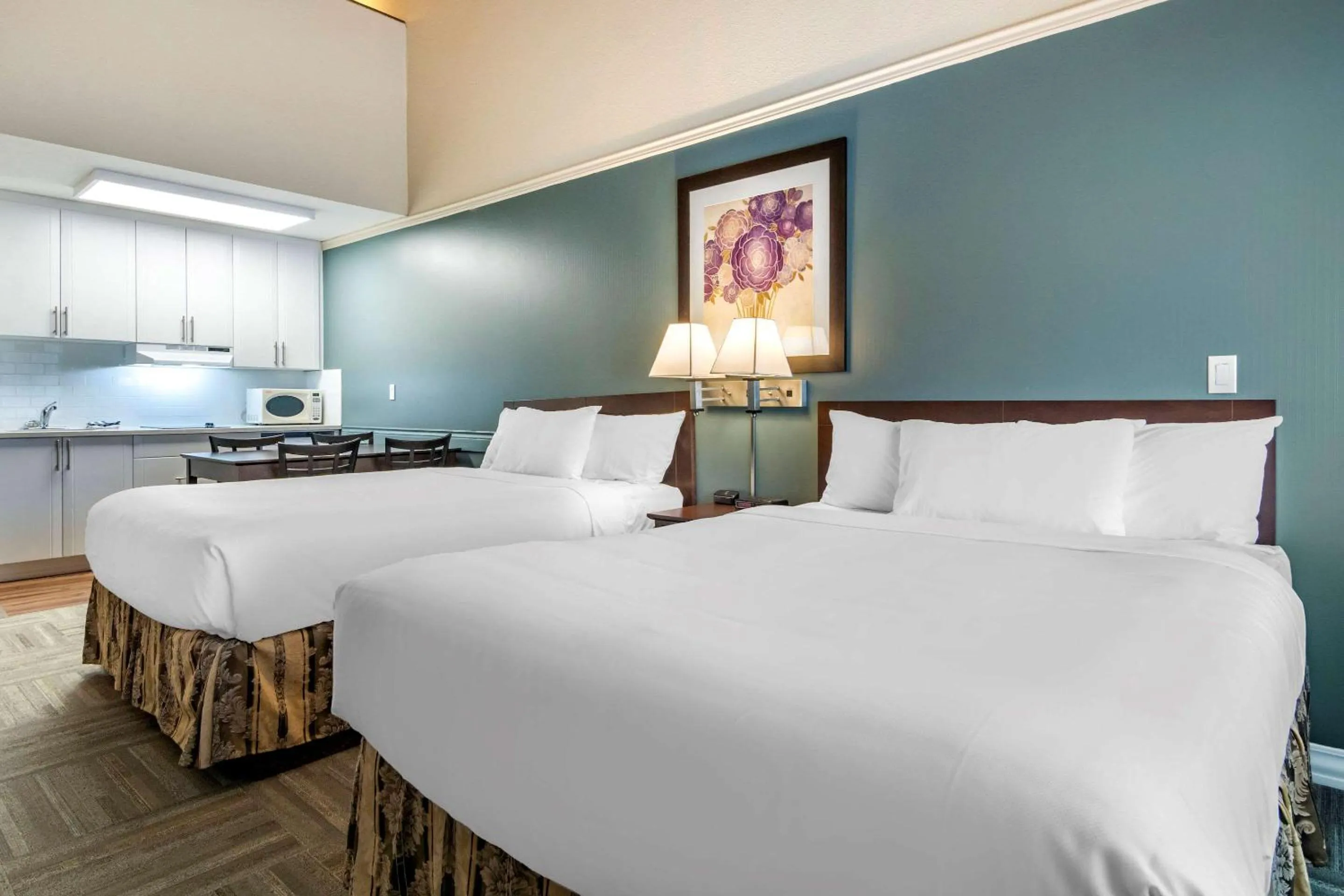 Photo of the whole room, Bed in Econo Lodge Inn & Suites