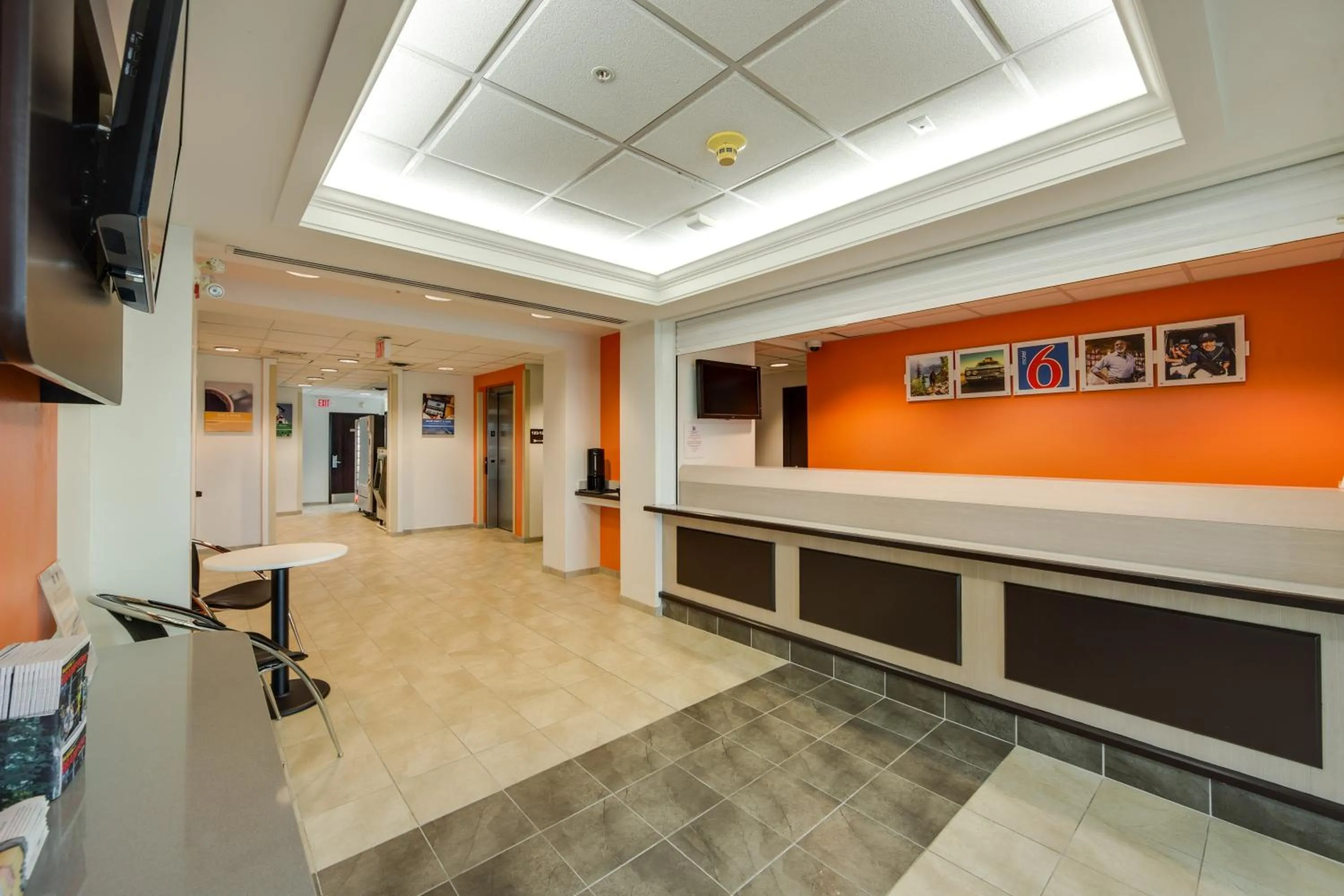 Lobby or reception in Motel 6-Brampton, ON - Toronto