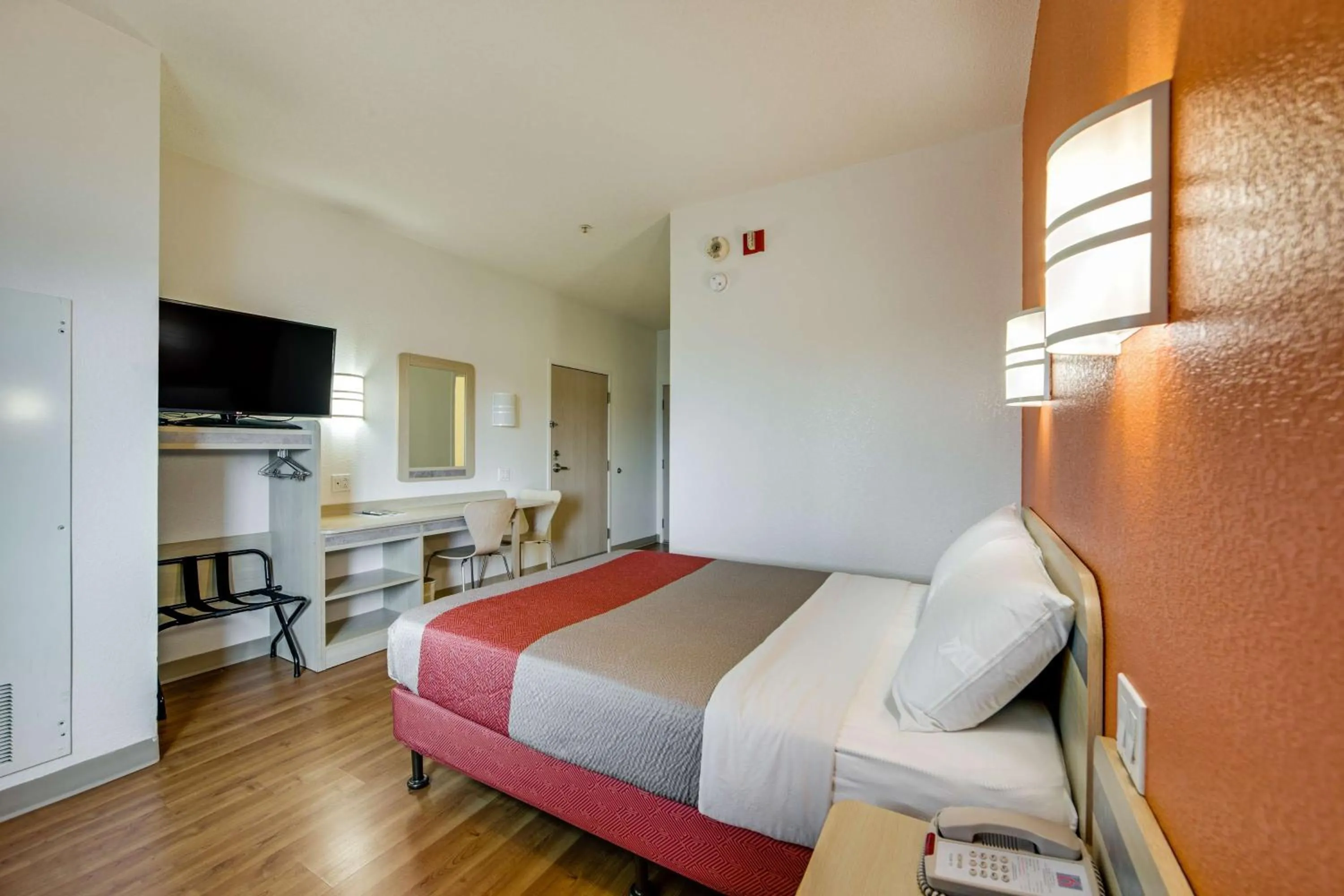 TV and multimedia in Motel 6-Brampton, ON - Toronto