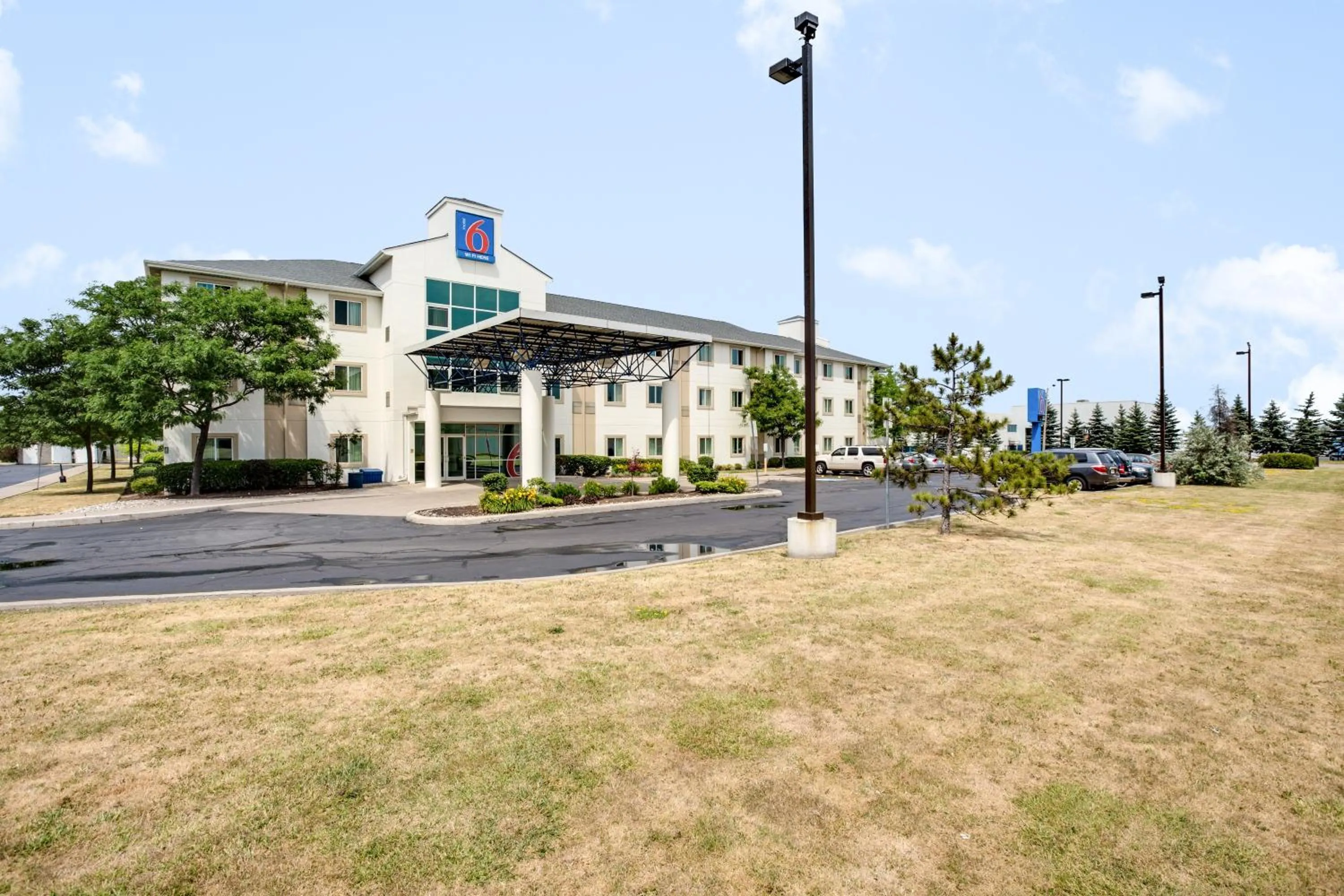 Facade/entrance in Motel 6-Brampton, ON - Toronto