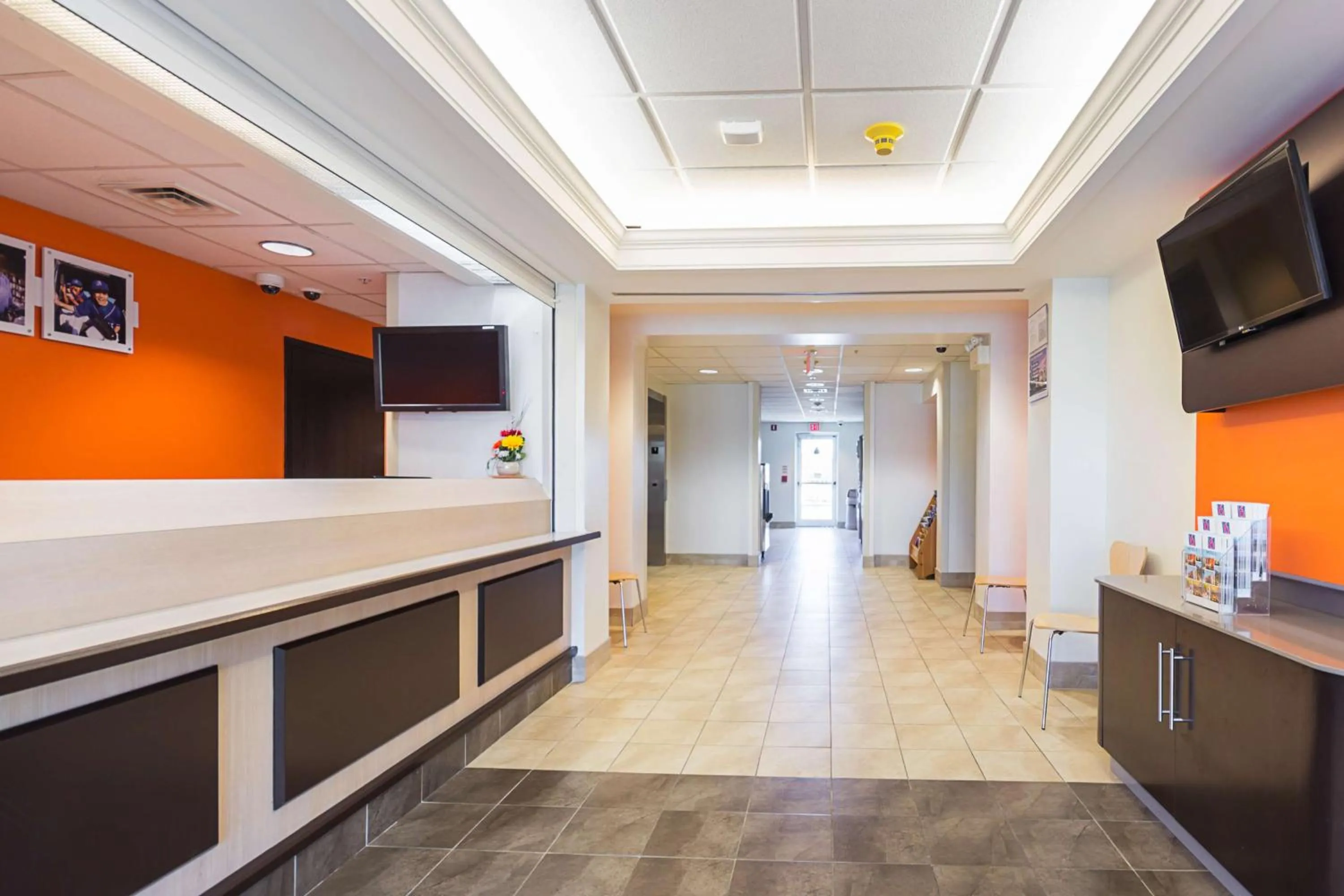 TV and multimedia in Motel 6-Whitby, ON - Toronto East