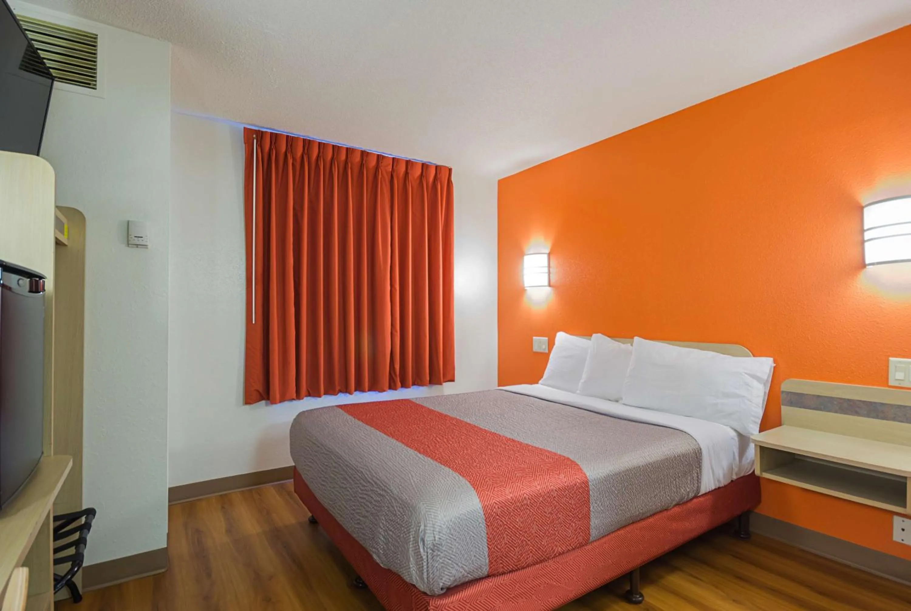 Bedroom, Bed in Motel 6-Whitby, ON - Toronto East