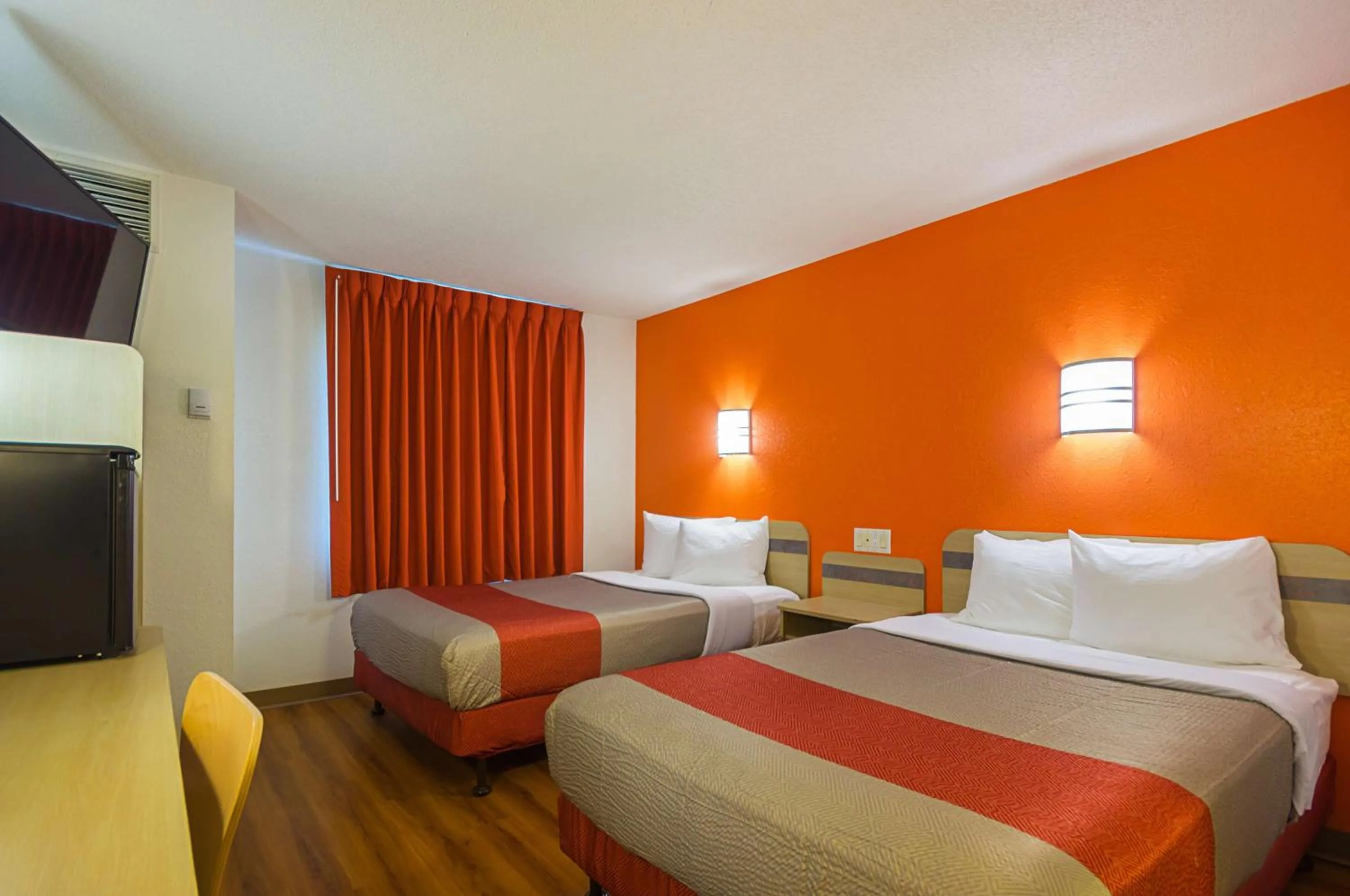 Bedroom, Bed in Motel 6-Whitby, ON - Toronto East