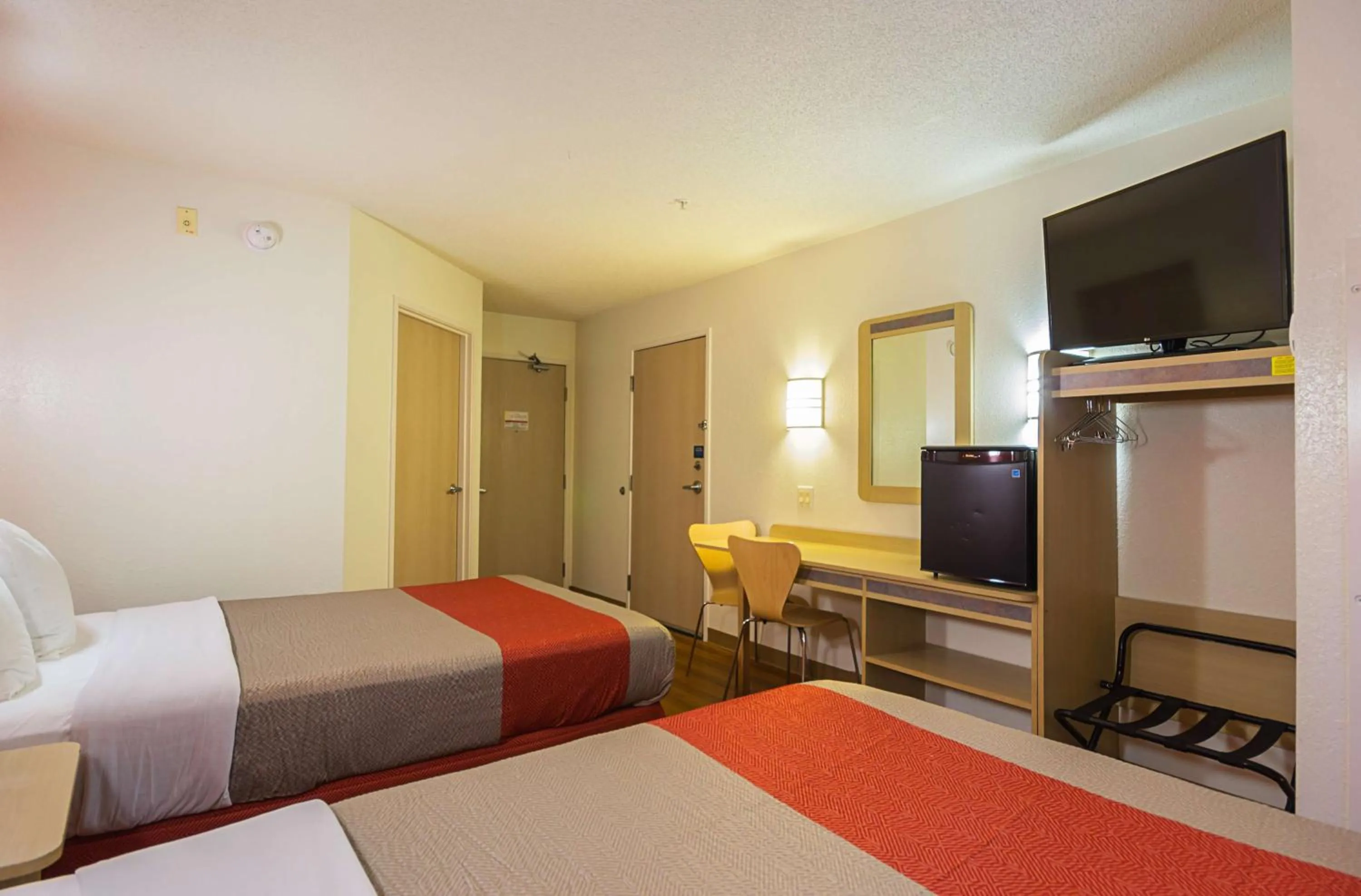 TV and multimedia, Bed in Motel 6-Whitby, ON - Toronto East