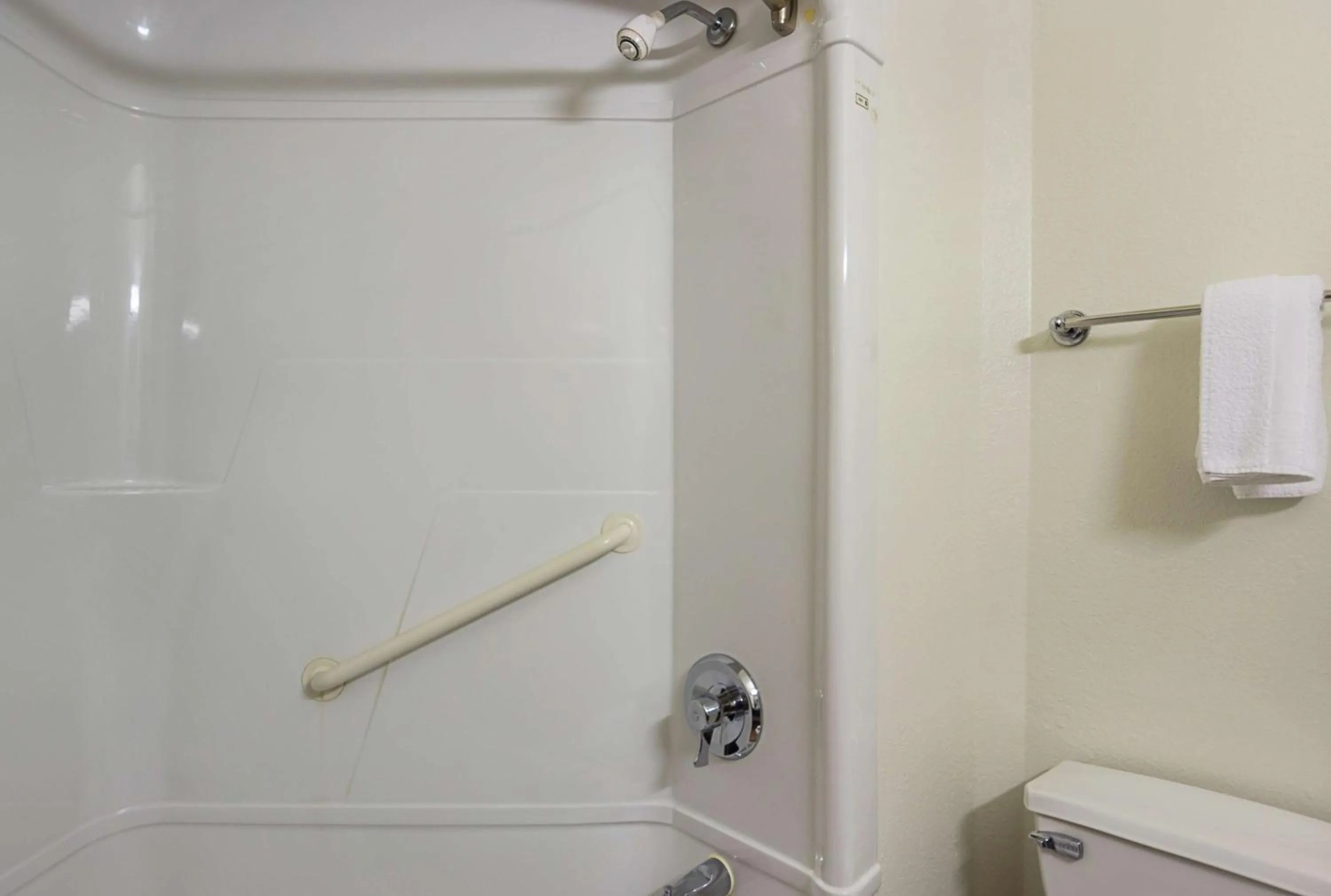 Shower in Motel 6-Whitby, ON - Toronto East