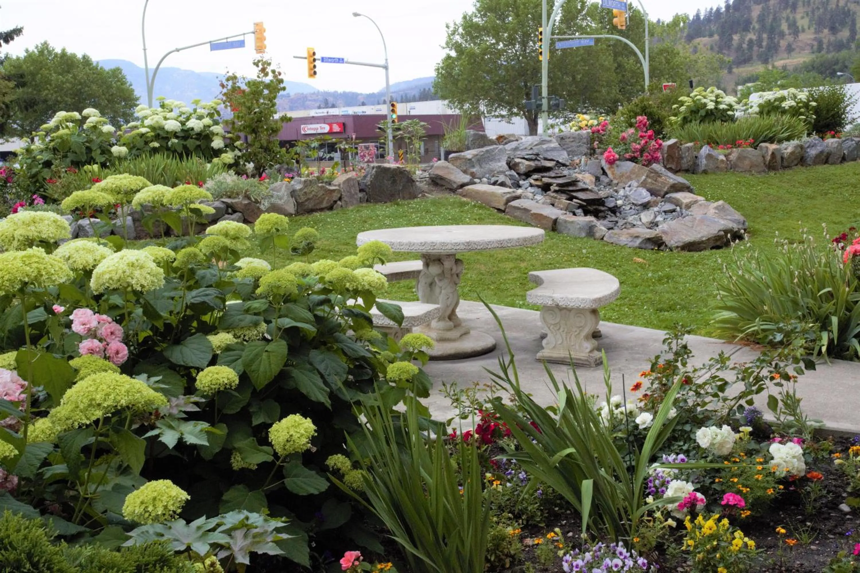 Garden in Dilworth Inn Kelowna