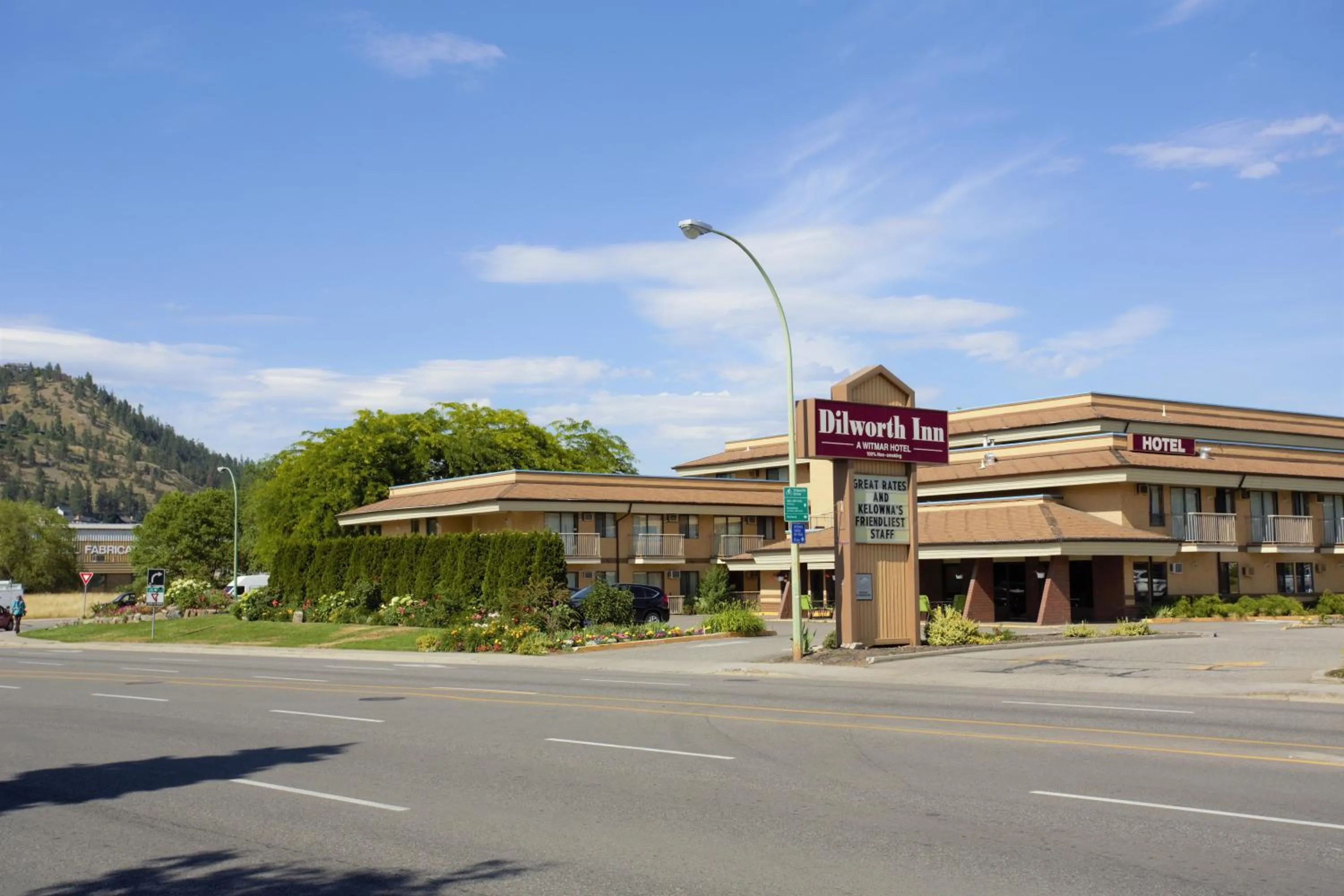 Facade/entrance in Dilworth Inn Kelowna