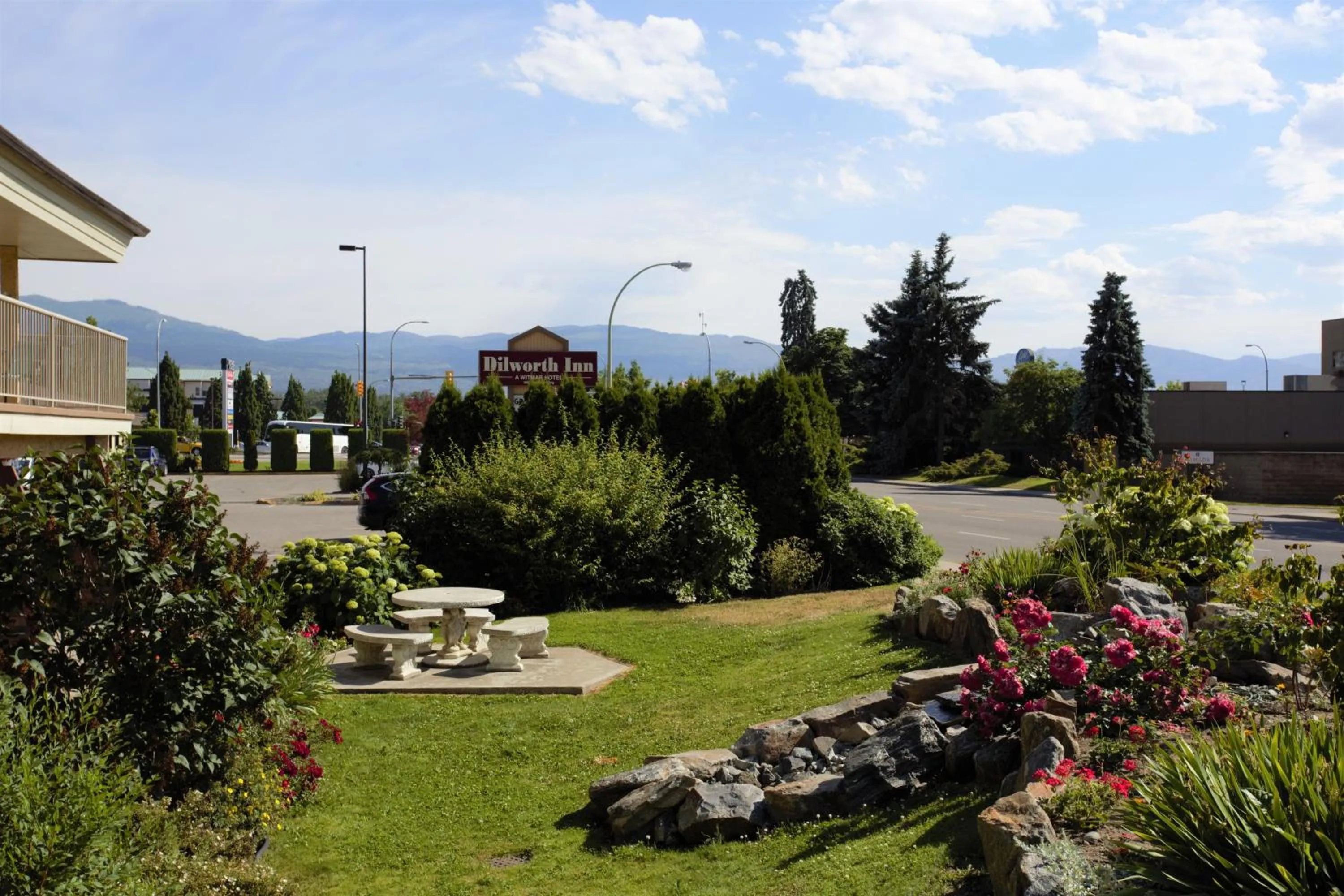 Garden in Dilworth Inn Kelowna