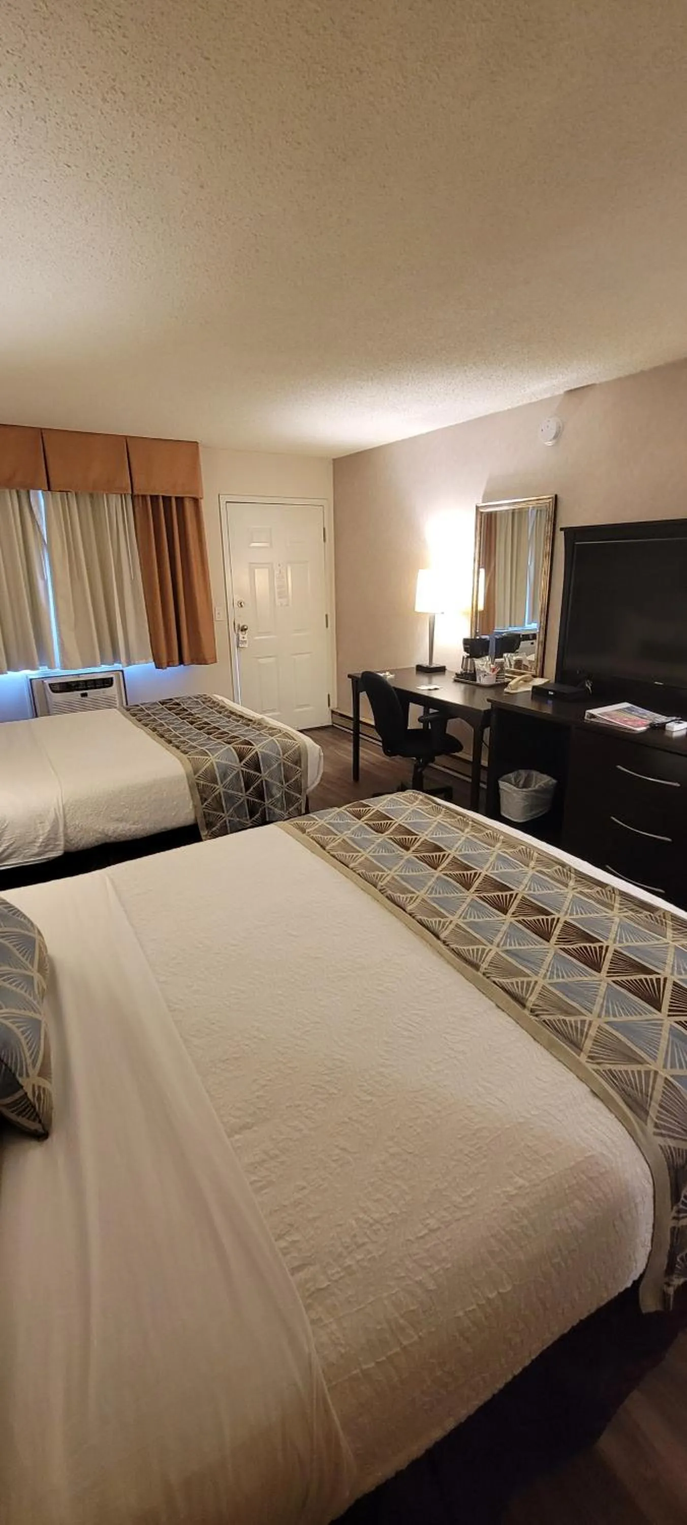Photo of the whole room, Bed in Recreation Inn and Suites Kelowna