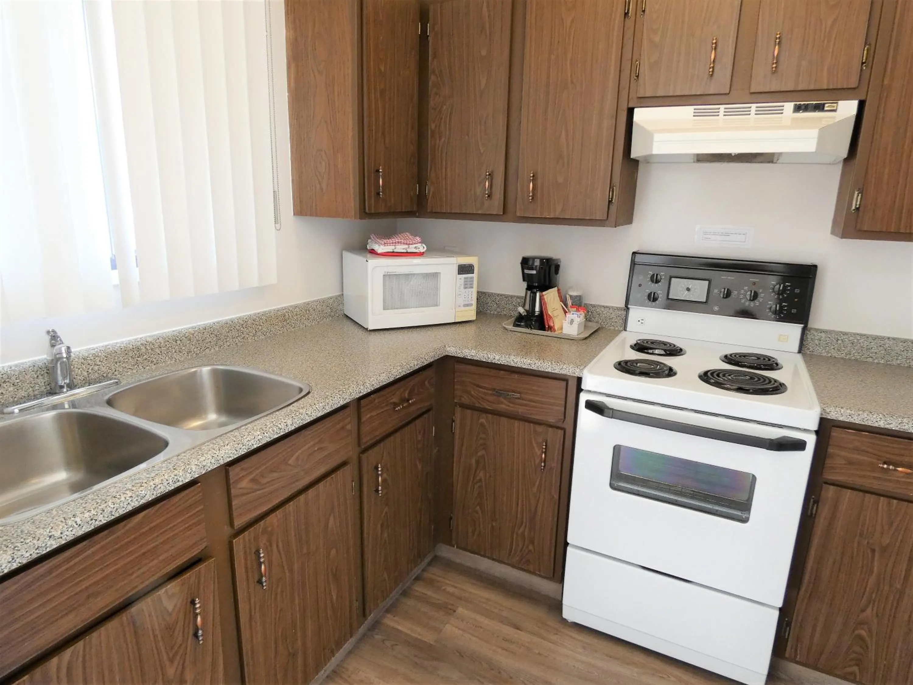Kitchen or kitchenette in Recreation Inn and Suites Kelowna