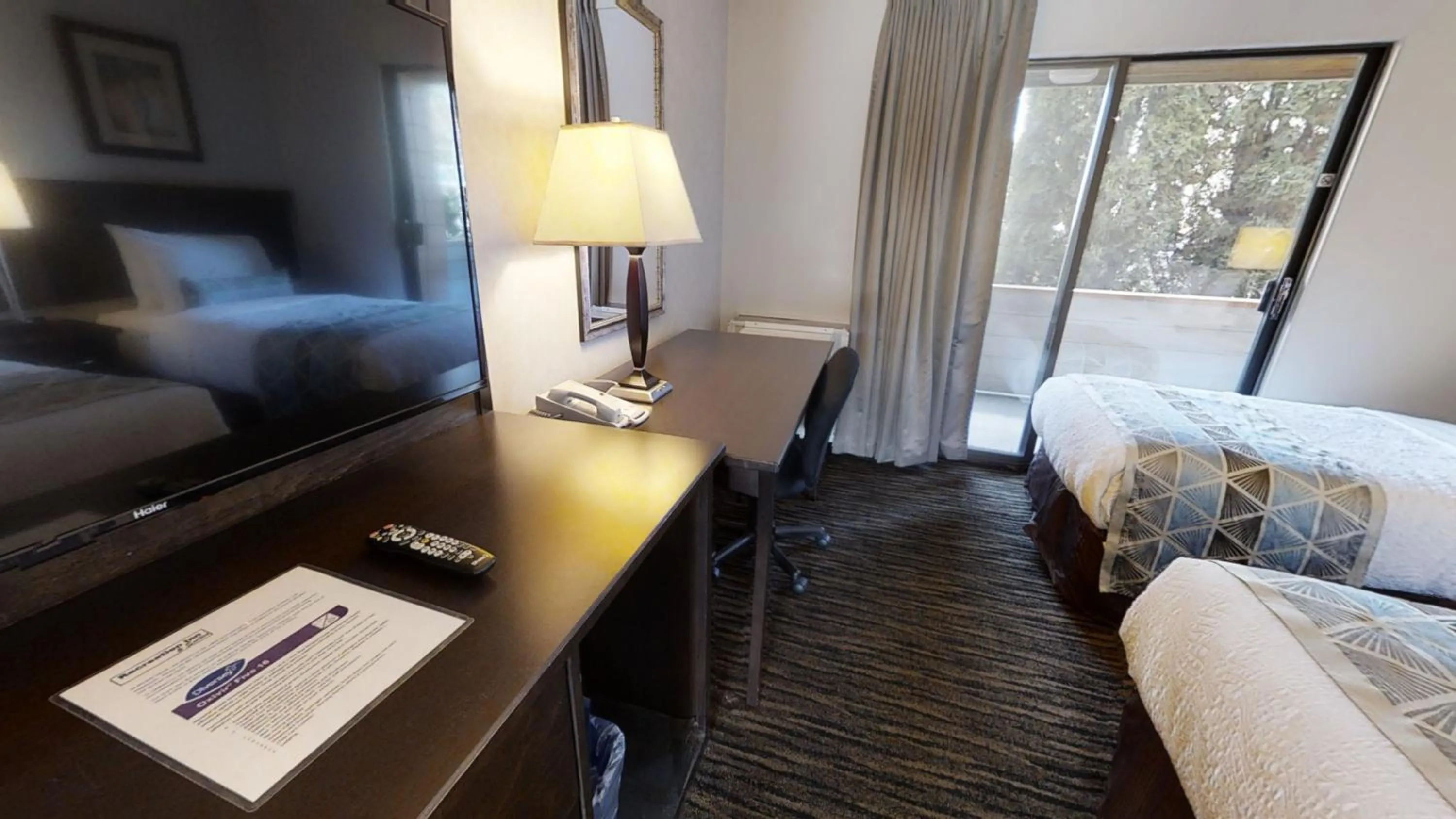 TV and multimedia, Bed in Recreation Inn and Suites Kelowna
