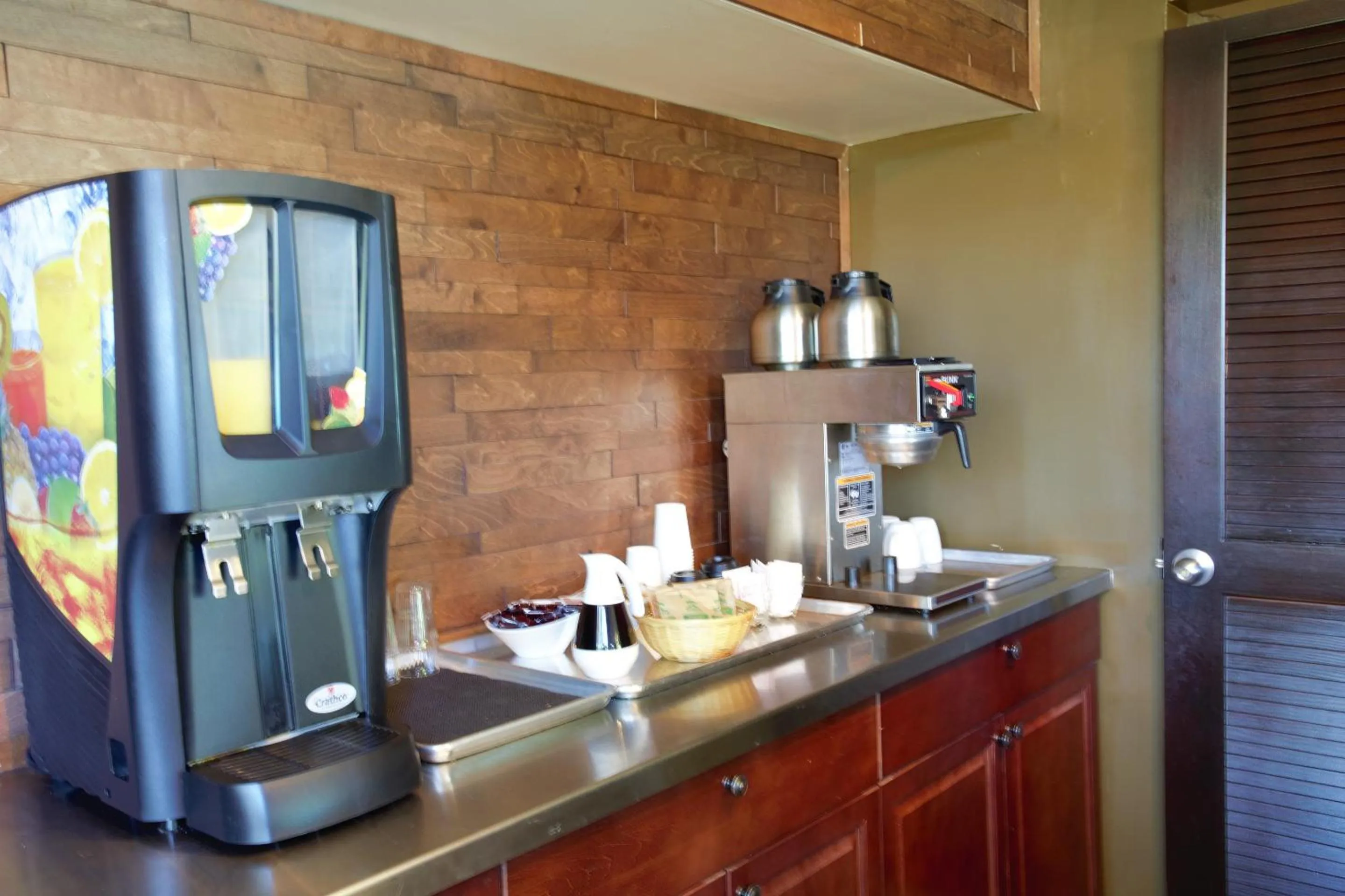 Coffee/tea facilities in Recreation Inn and Suites Kelowna