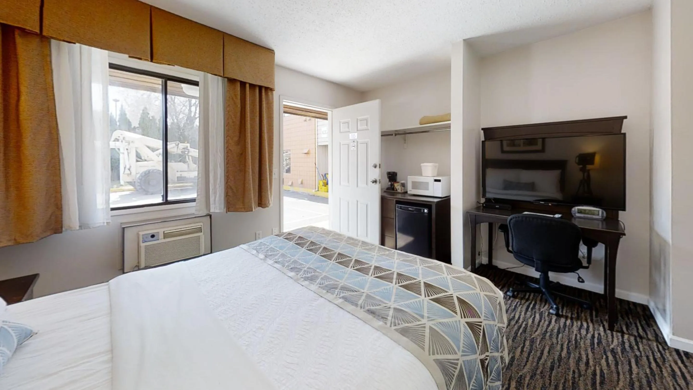 Bed in Recreation Inn and Suites Kelowna