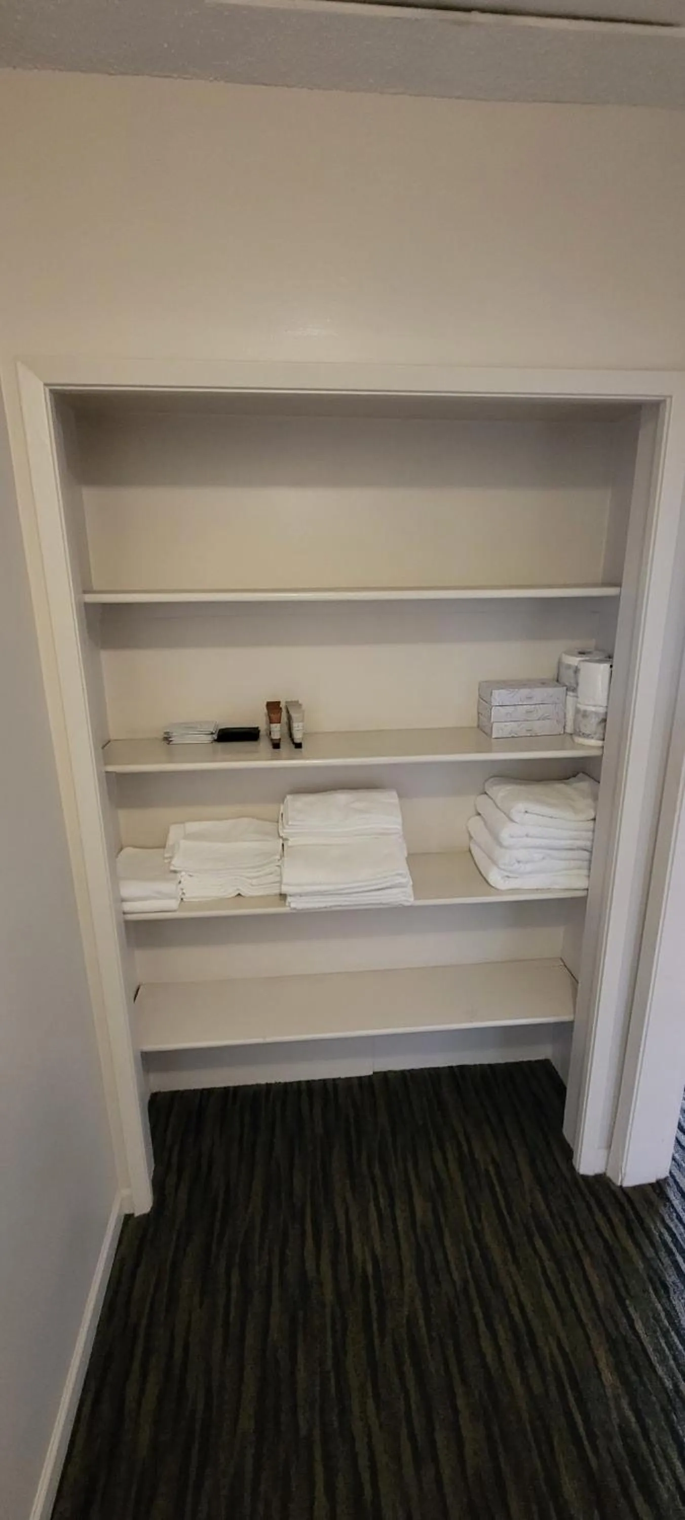 wardrobe in Recreation Inn and Suites Kelowna