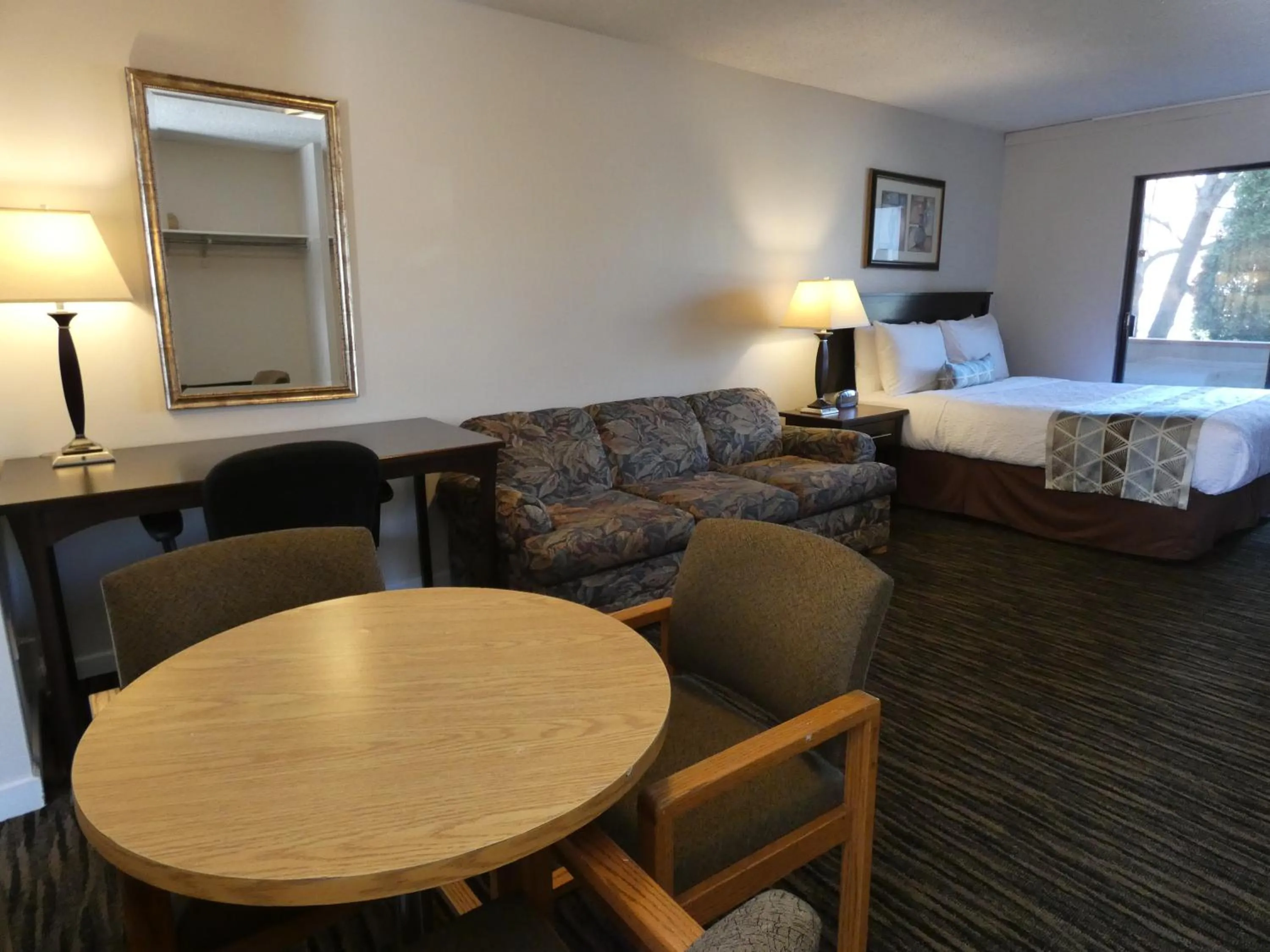 Dining area, Bed in Recreation Inn and Suites Kelowna
