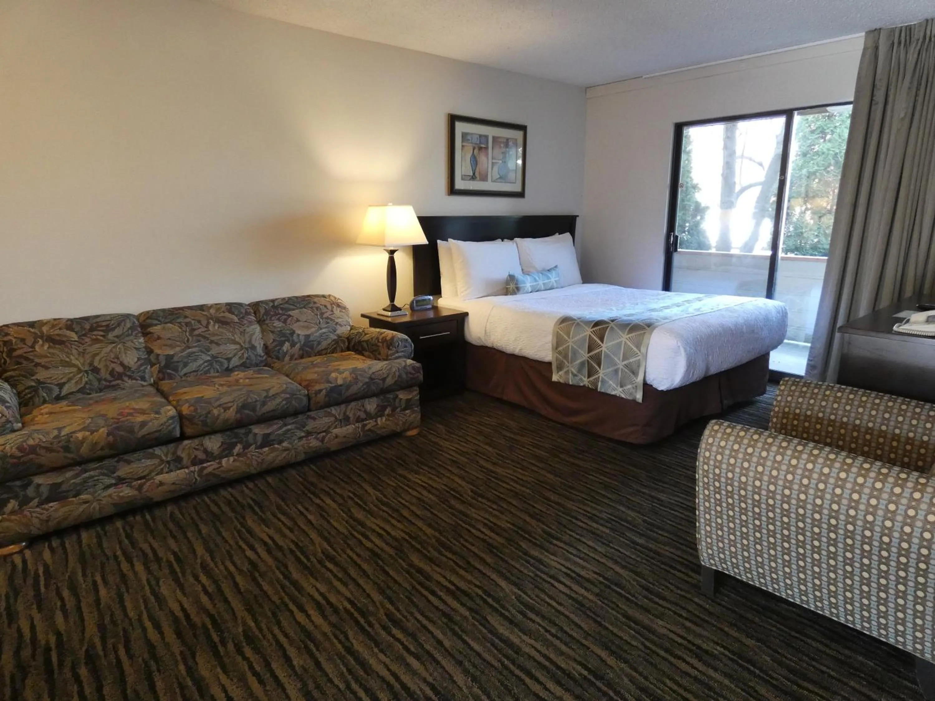 Bed in Recreation Inn and Suites Kelowna