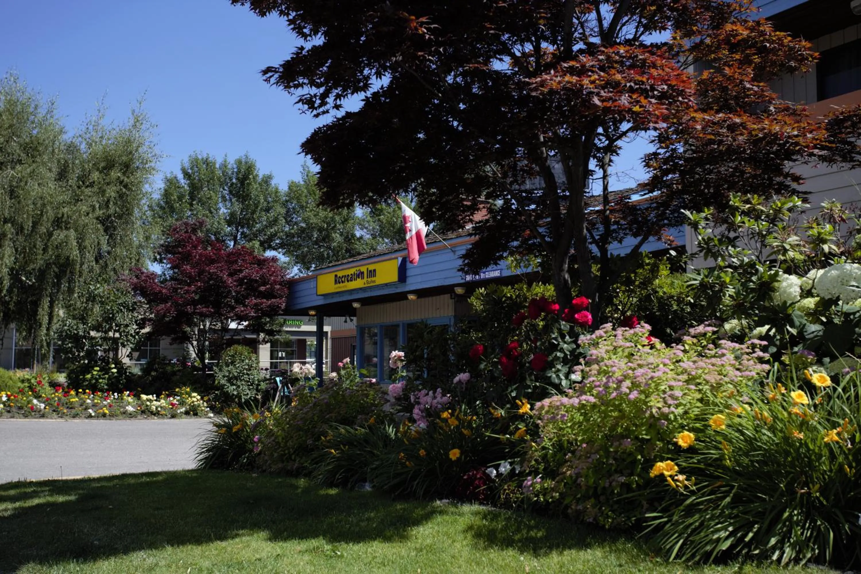 Garden in Recreation Inn and Suites Kelowna