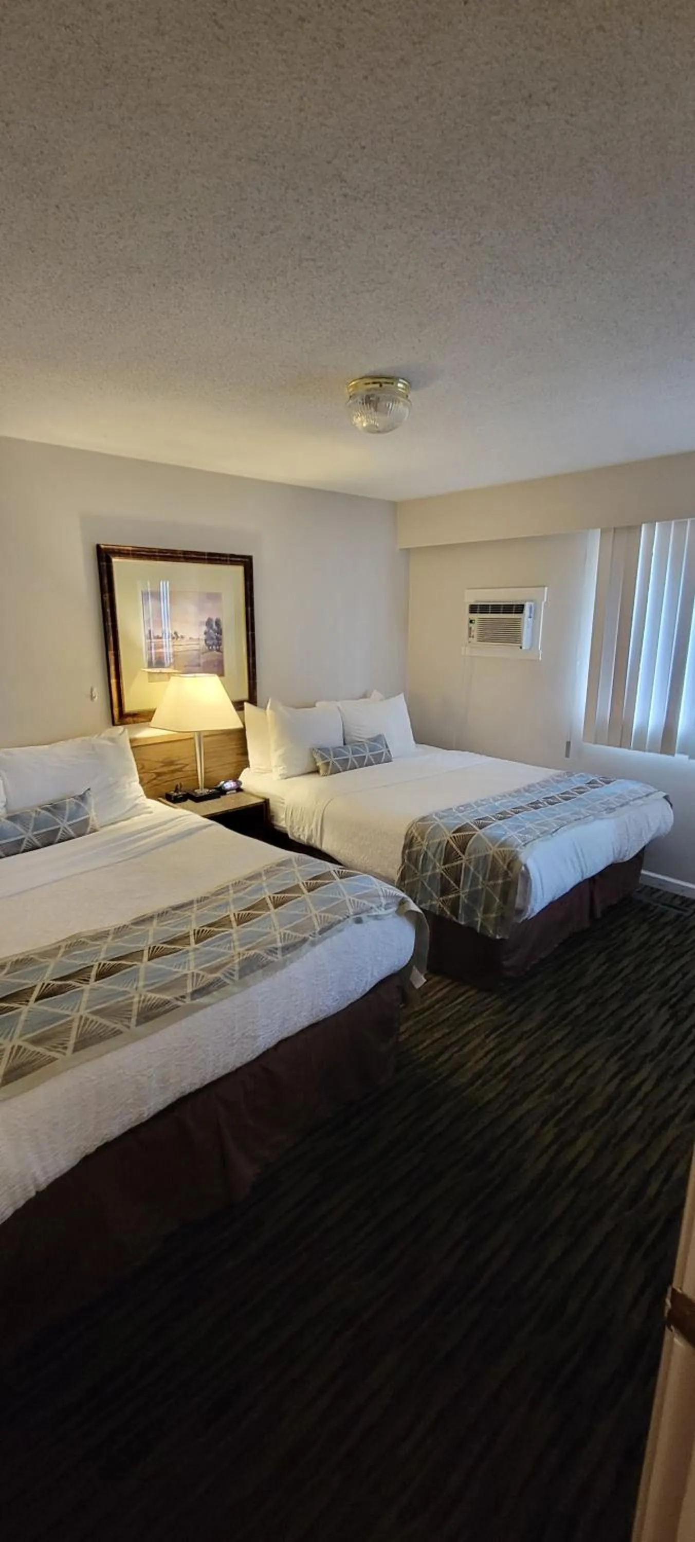 Bedroom, Bed in Recreation Inn and Suites Kelowna