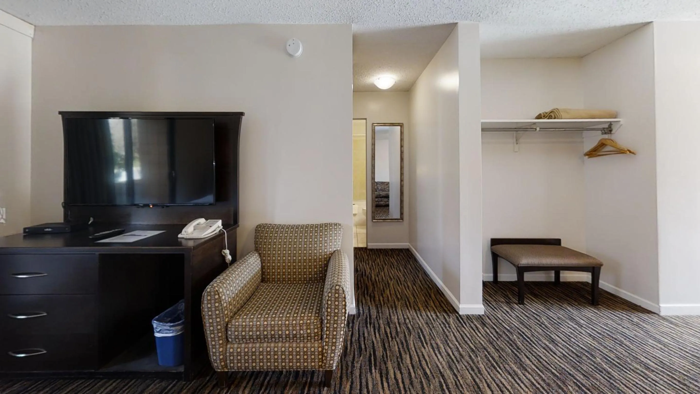 TV and multimedia in Recreation Inn and Suites Kelowna