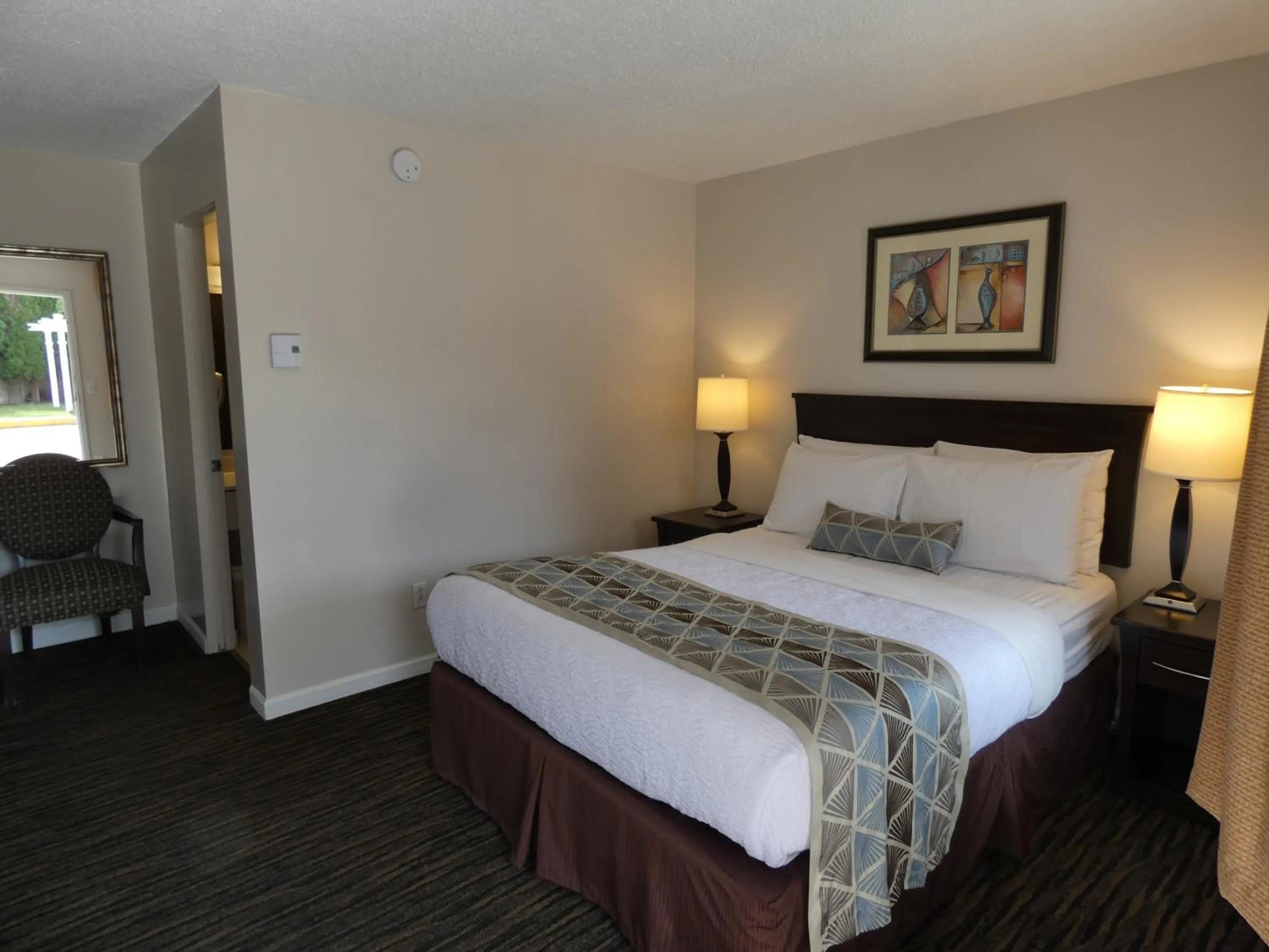 Bed in Recreation Inn and Suites Kelowna