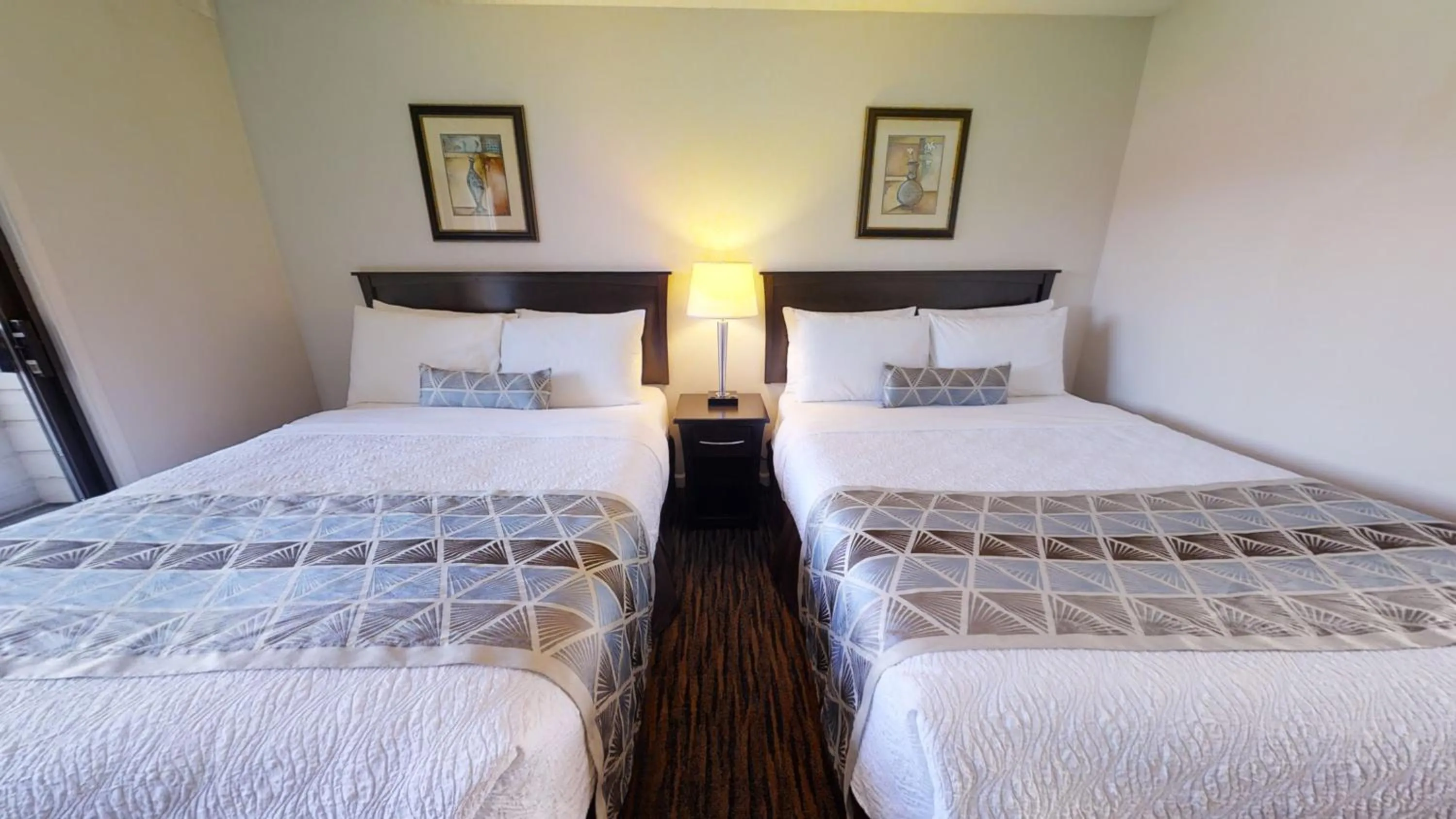 Bed in Recreation Inn and Suites Kelowna