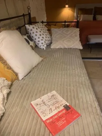 Bed in Les Troglos de la Tufolière