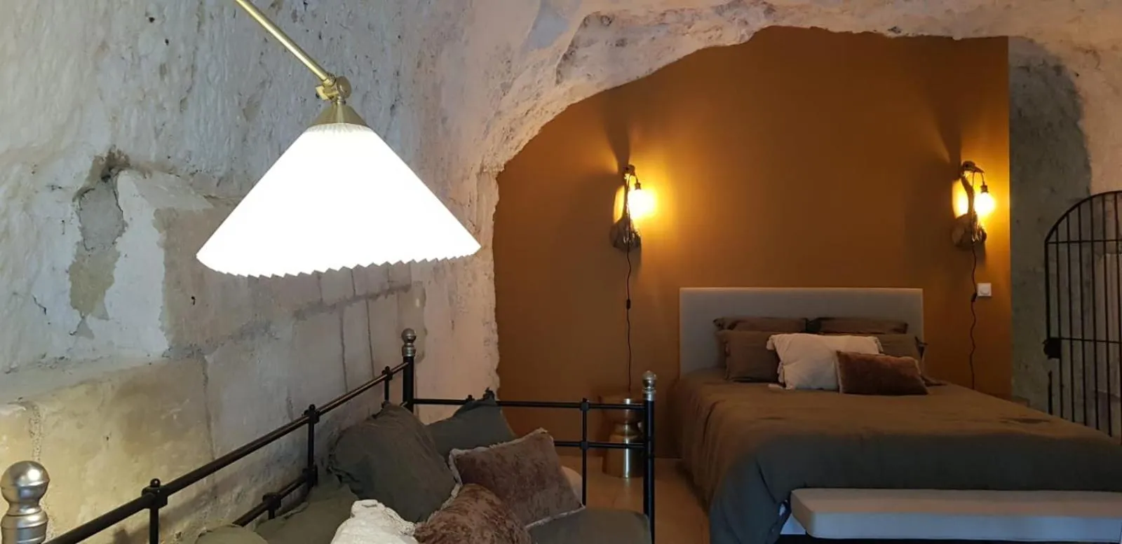 Bed in Les Troglos de la Tufolière