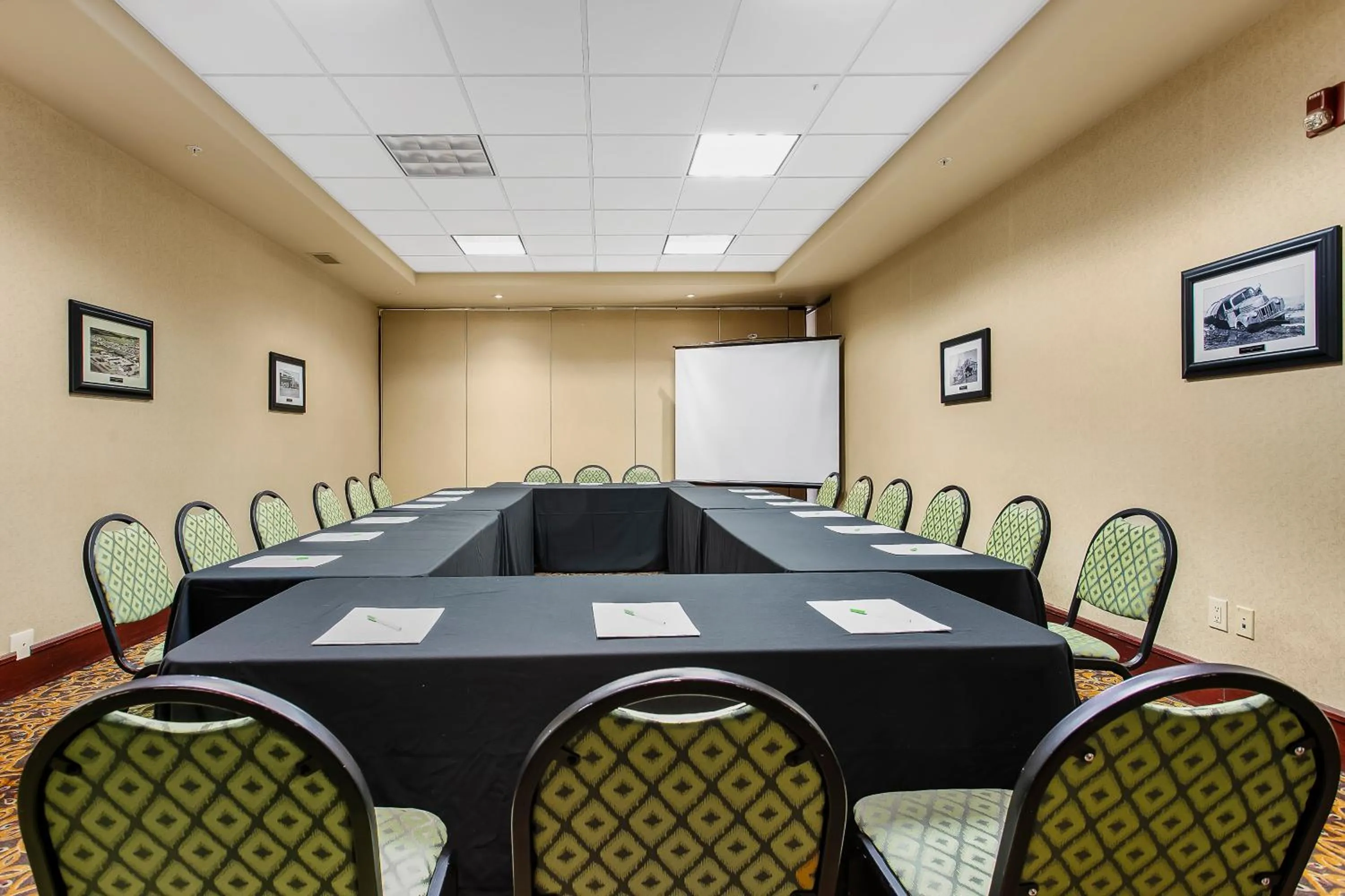 Meeting/conference room in Holiday Inn & Suites Lloydminster by IHG