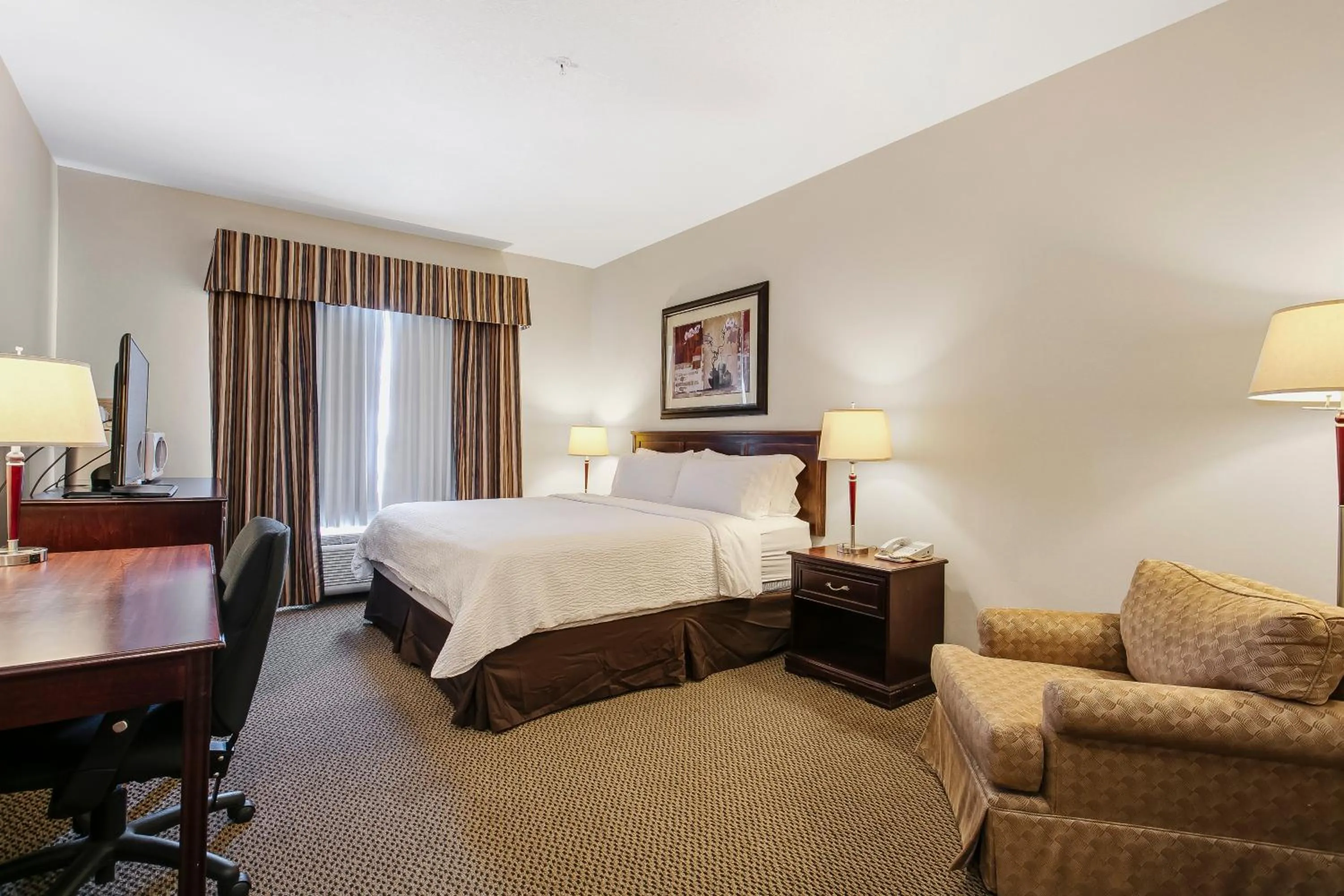 Bed in Holiday Inn & Suites Lloydminster by IHG