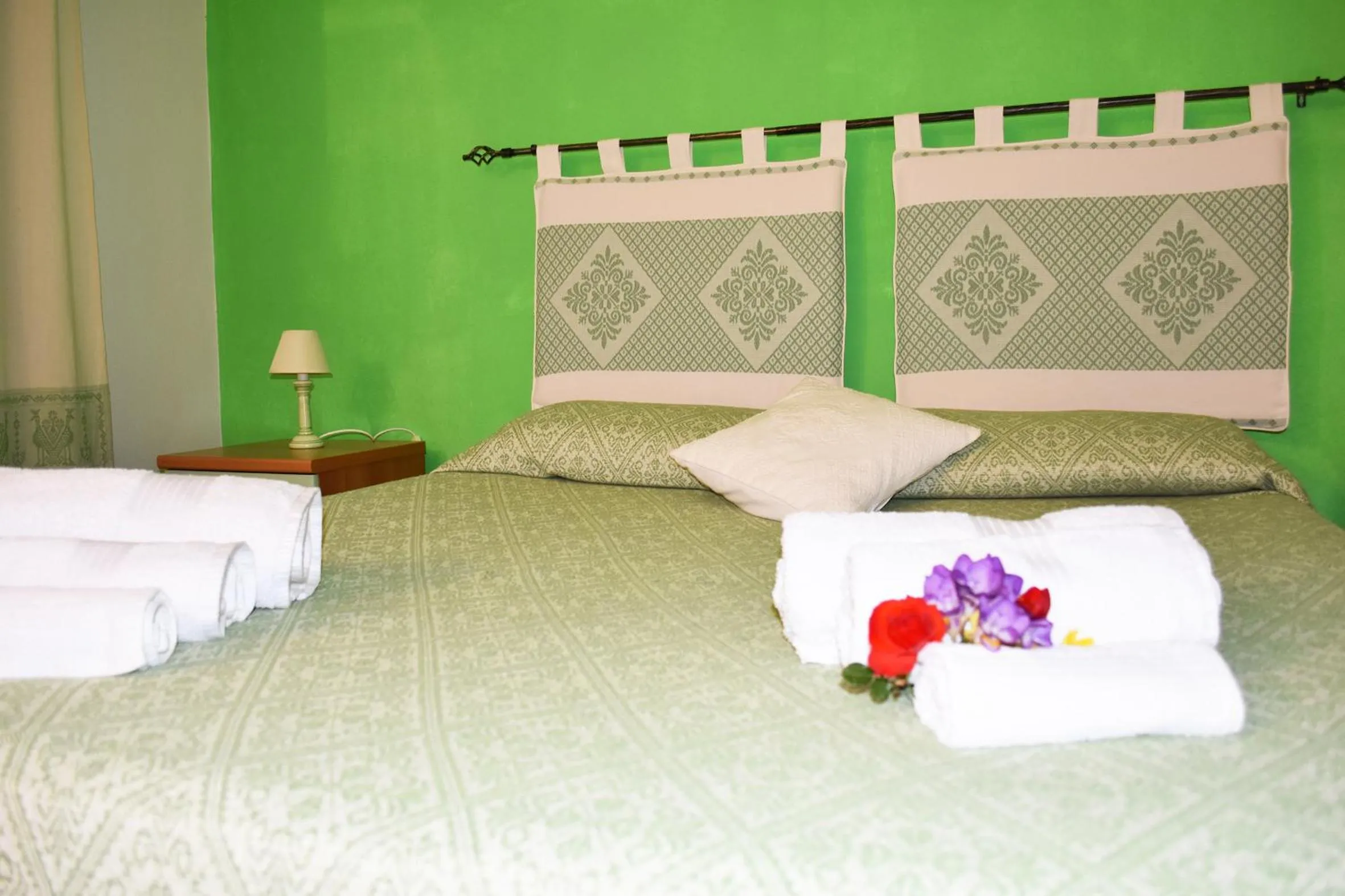 Decorative detail, Bed in Casa Vacanza Porto Frailis già Porto Frailis B&B