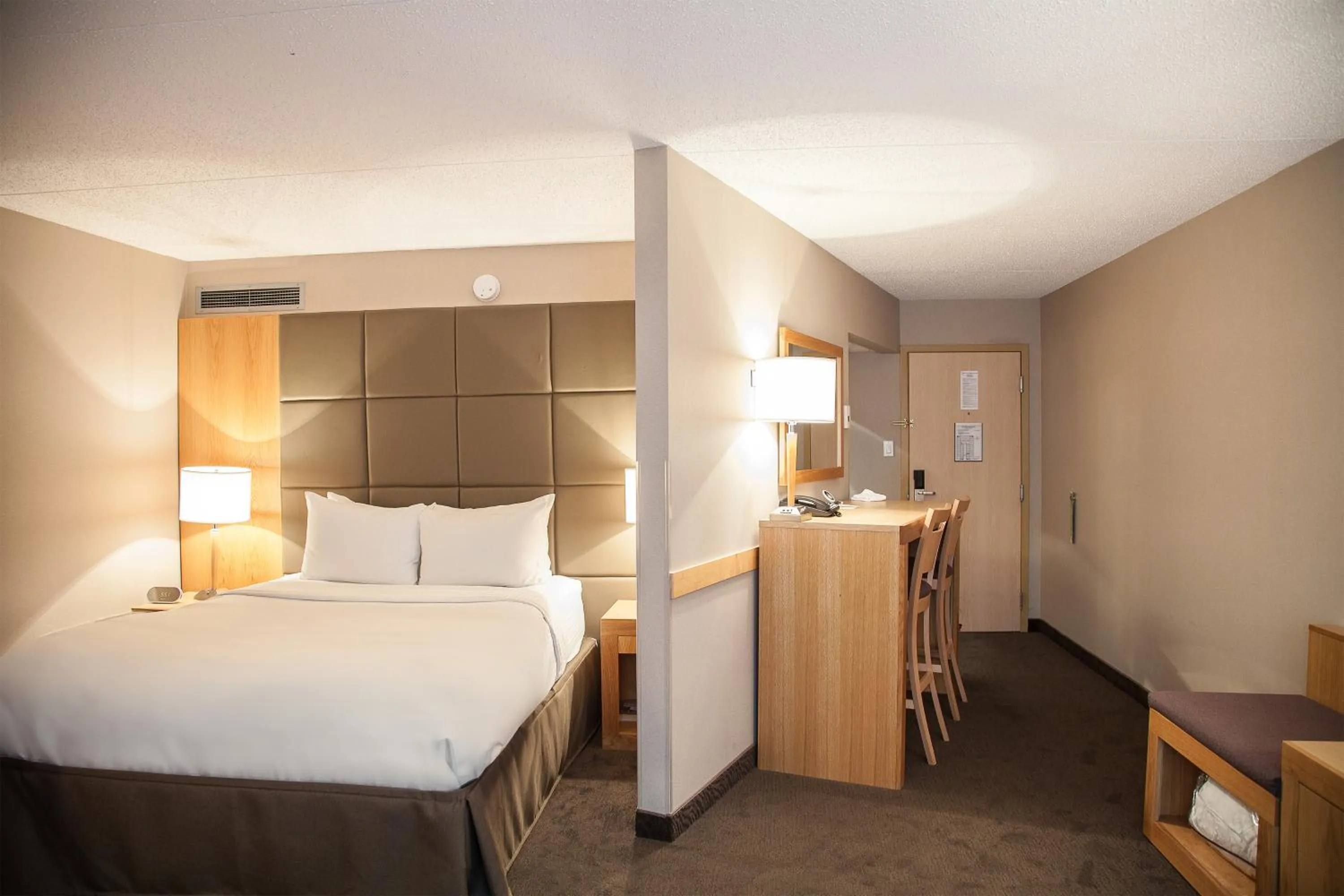 Bedroom, Bed in iHOTEL & Conference Centre Red Deer