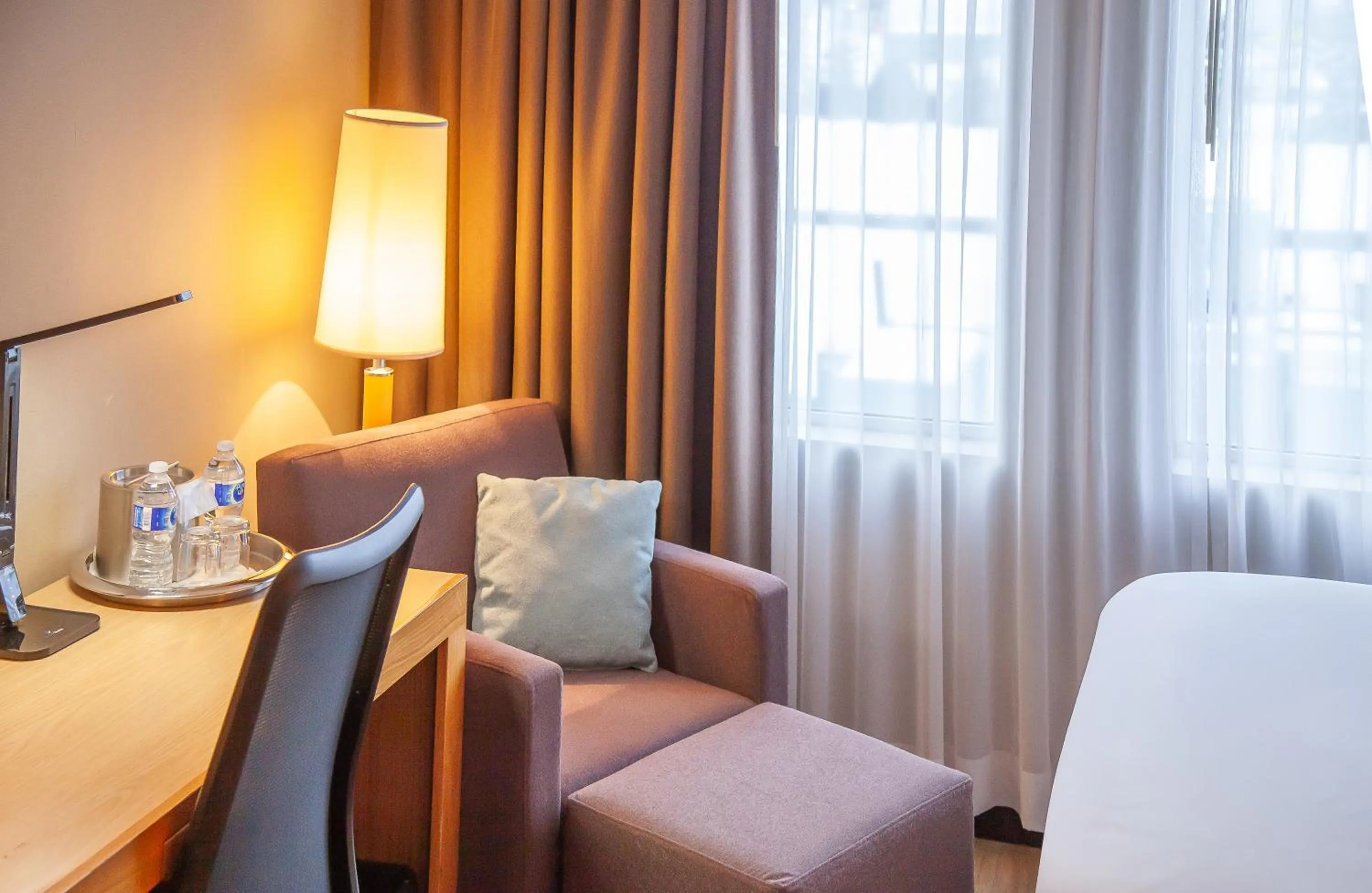 Seating area, Bed in iHOTEL & Conference Centre Red Deer