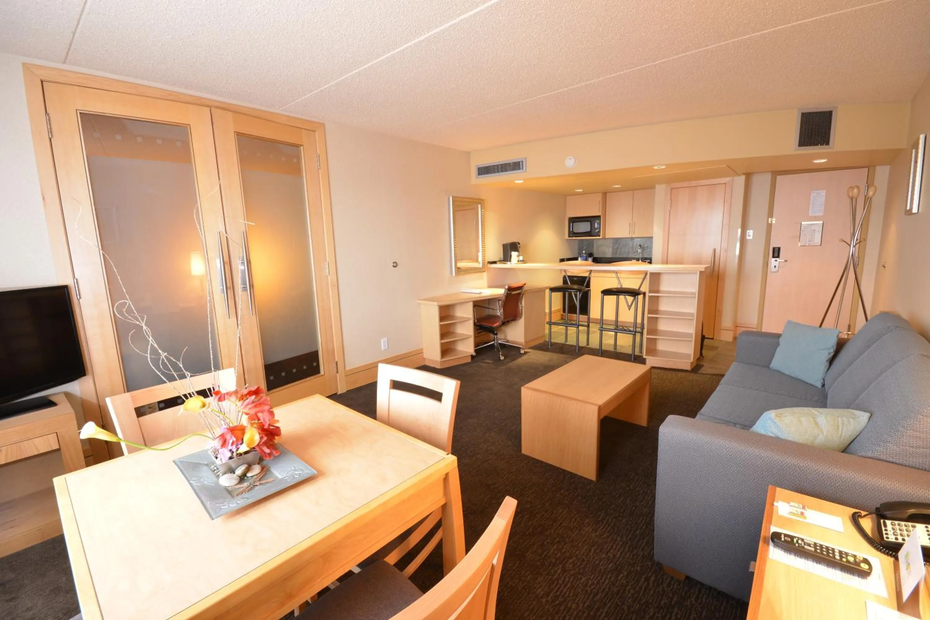 Living room in iHOTEL & Conference Centre Red Deer