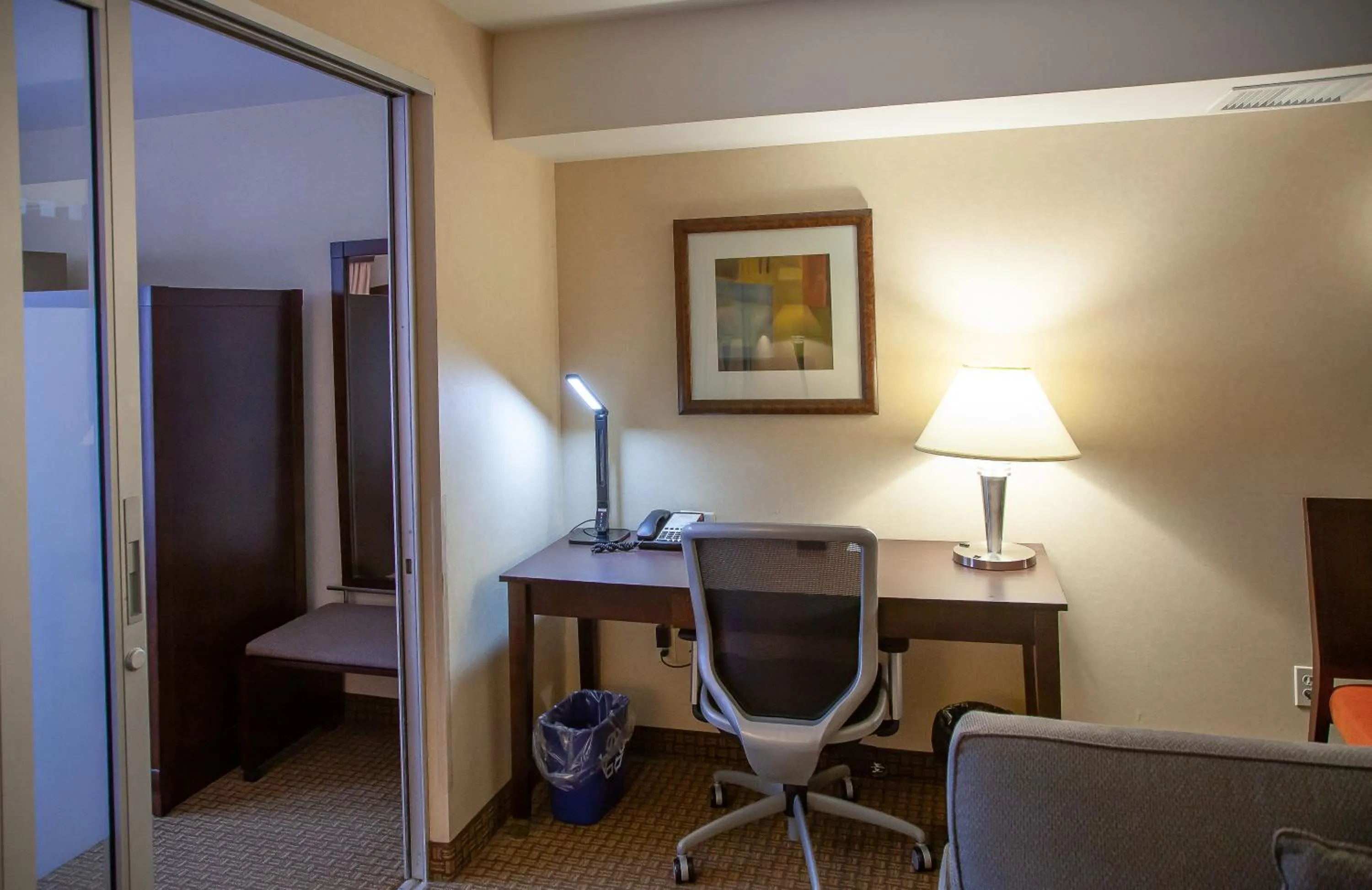 Living room, Bed in iHOTEL & Conference Centre Red Deer