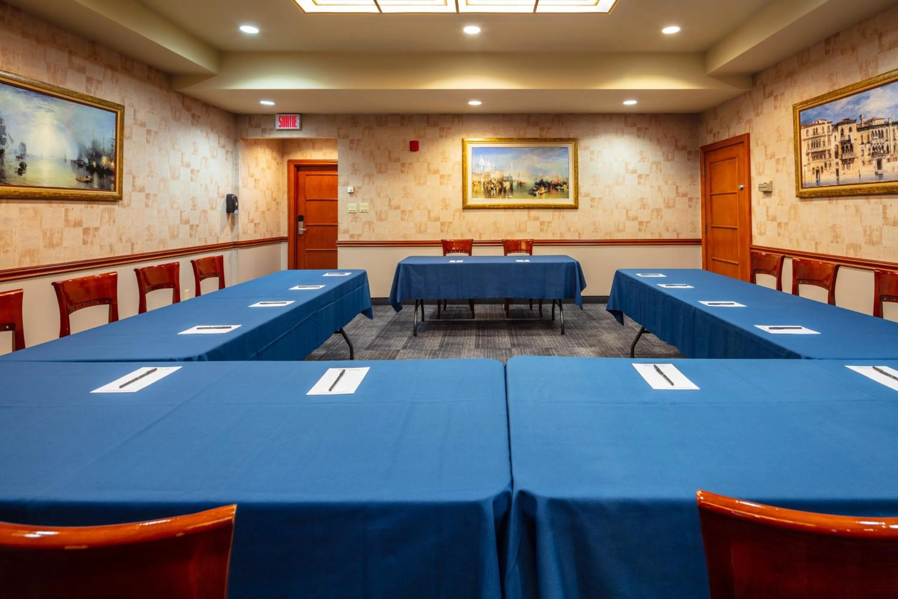Meeting/conference room in Auberge Royal Versailles