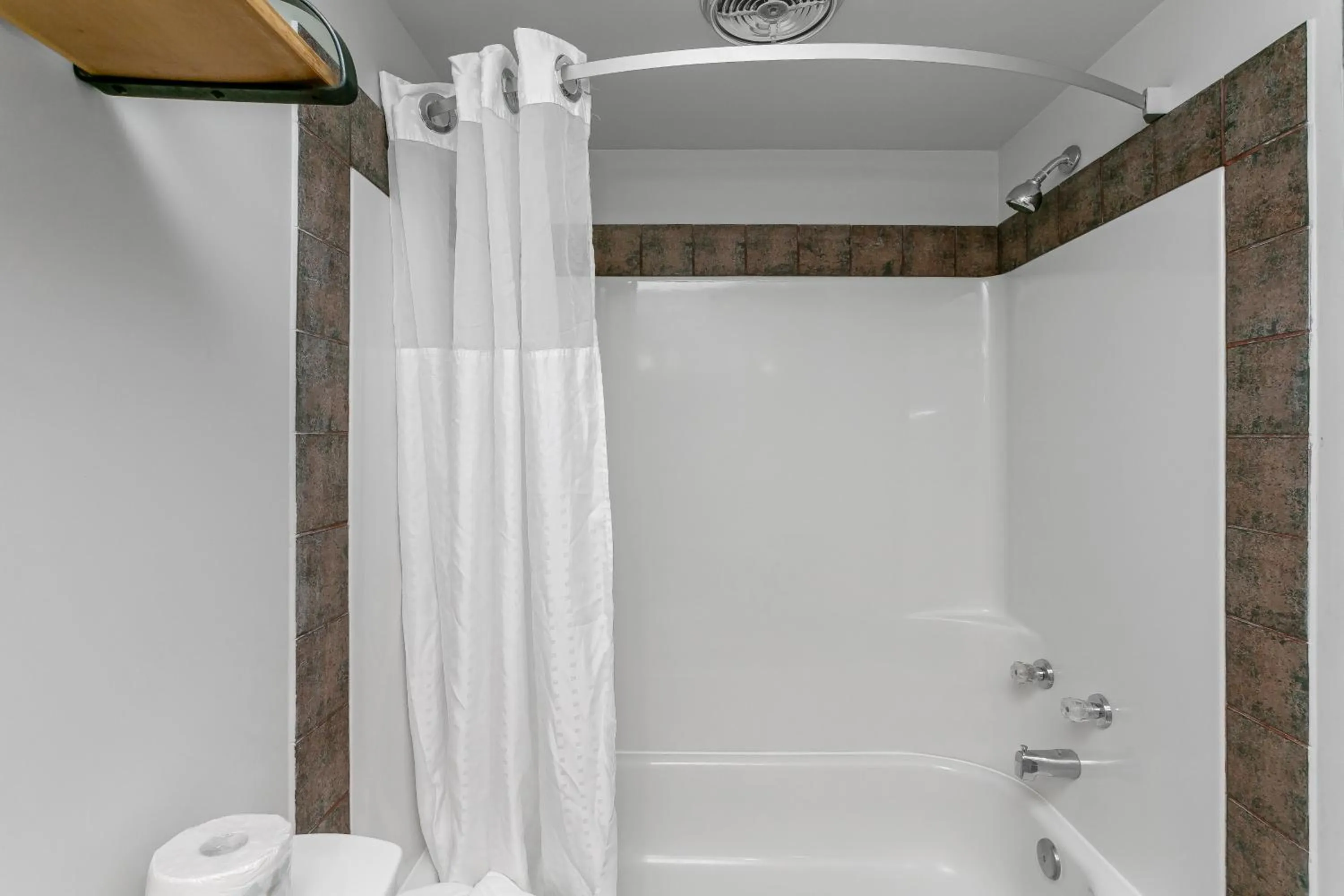 Shower in Tonquin Inn
