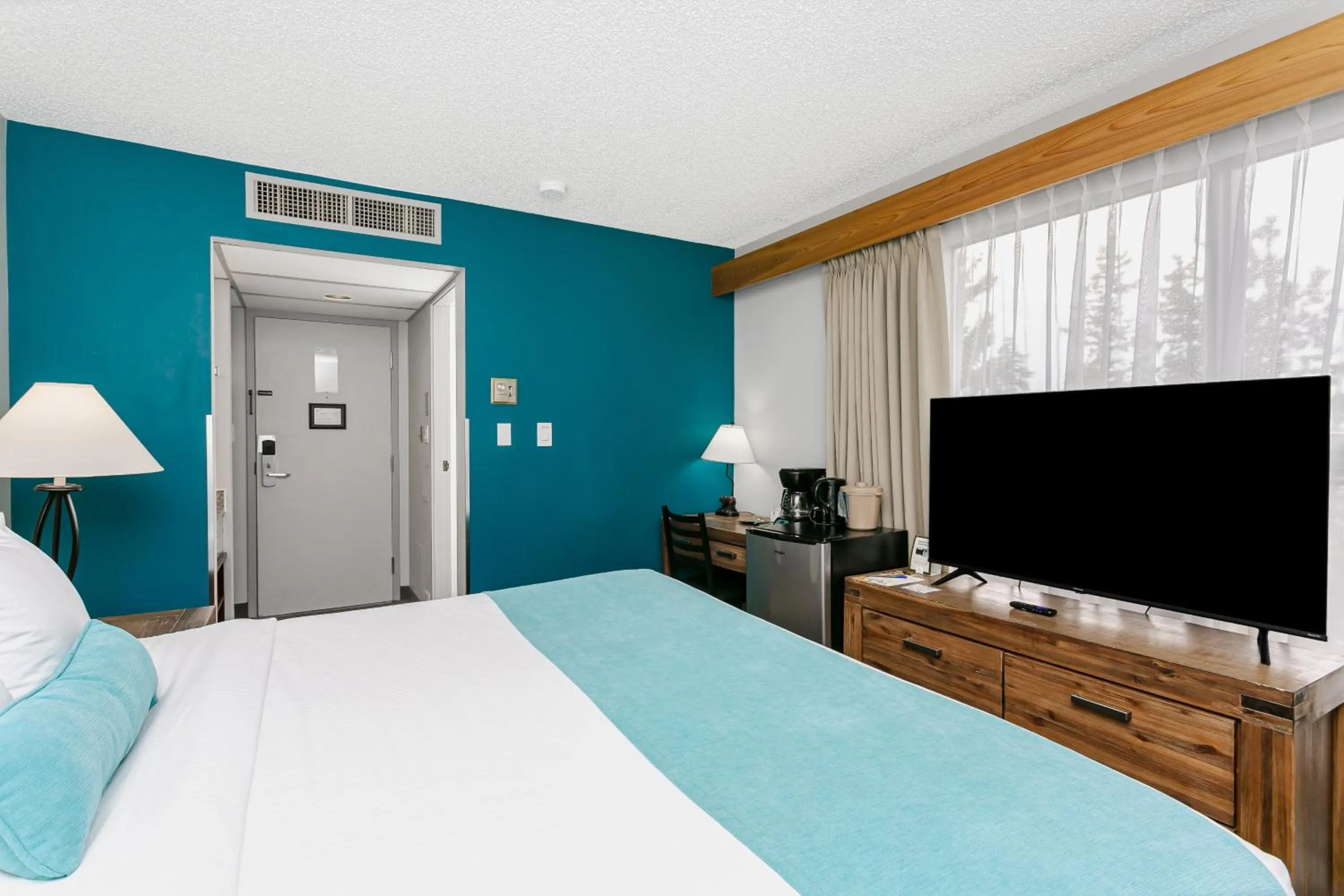 Bedroom, Bed in Tonquin Inn