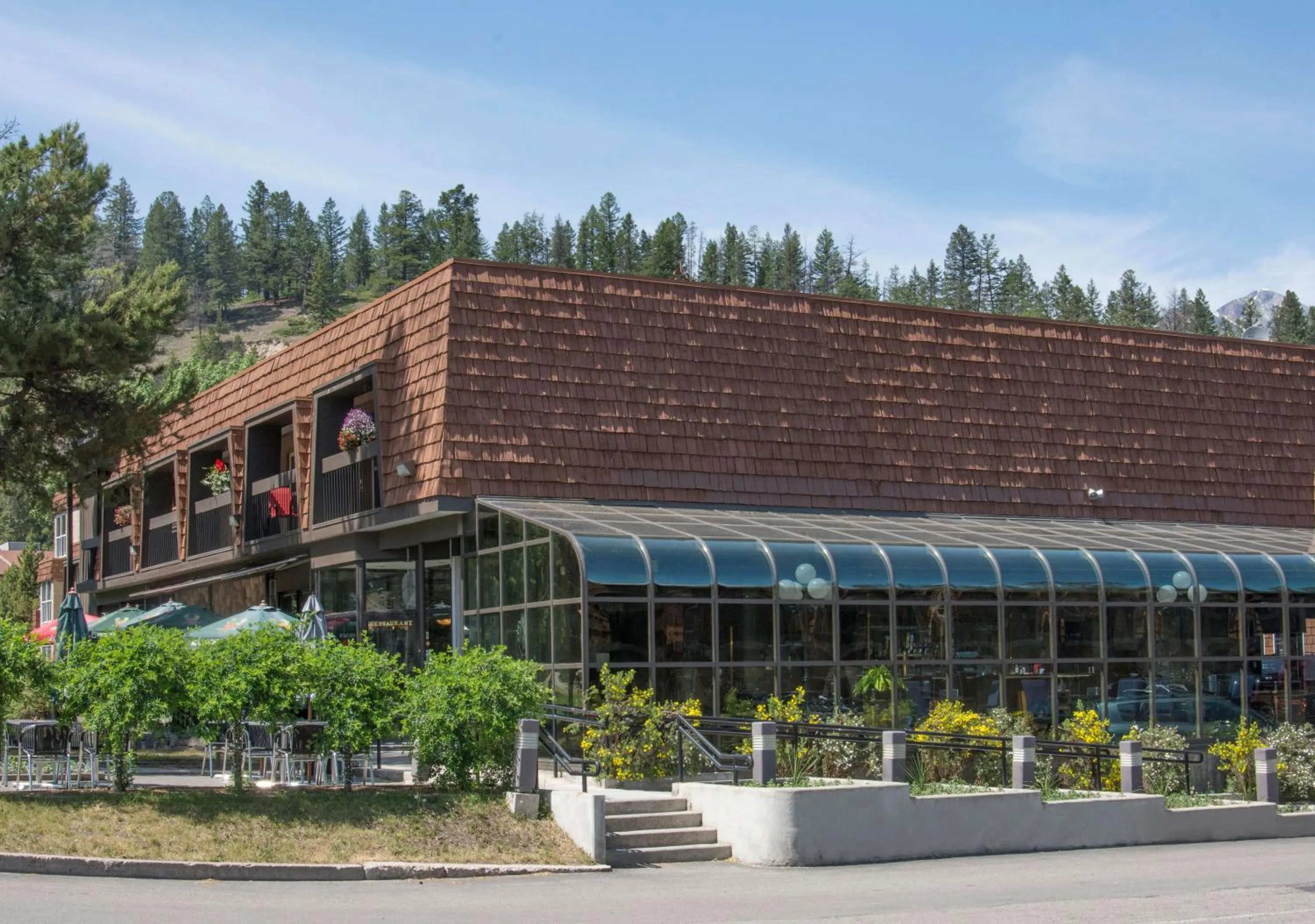 Restaurant/places to eat in Tonquin Inn